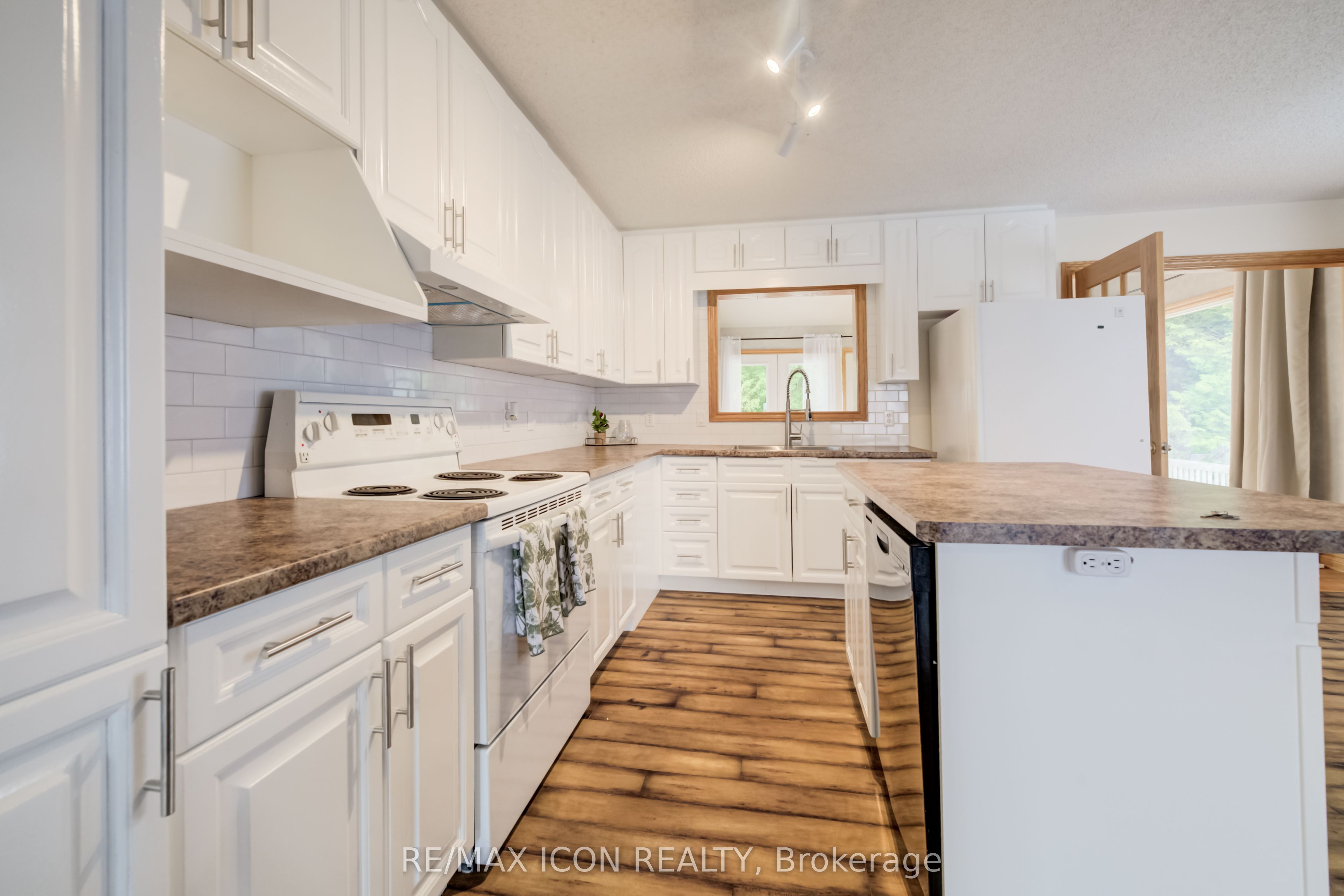 7298 8 Side Road W Property Photo 13