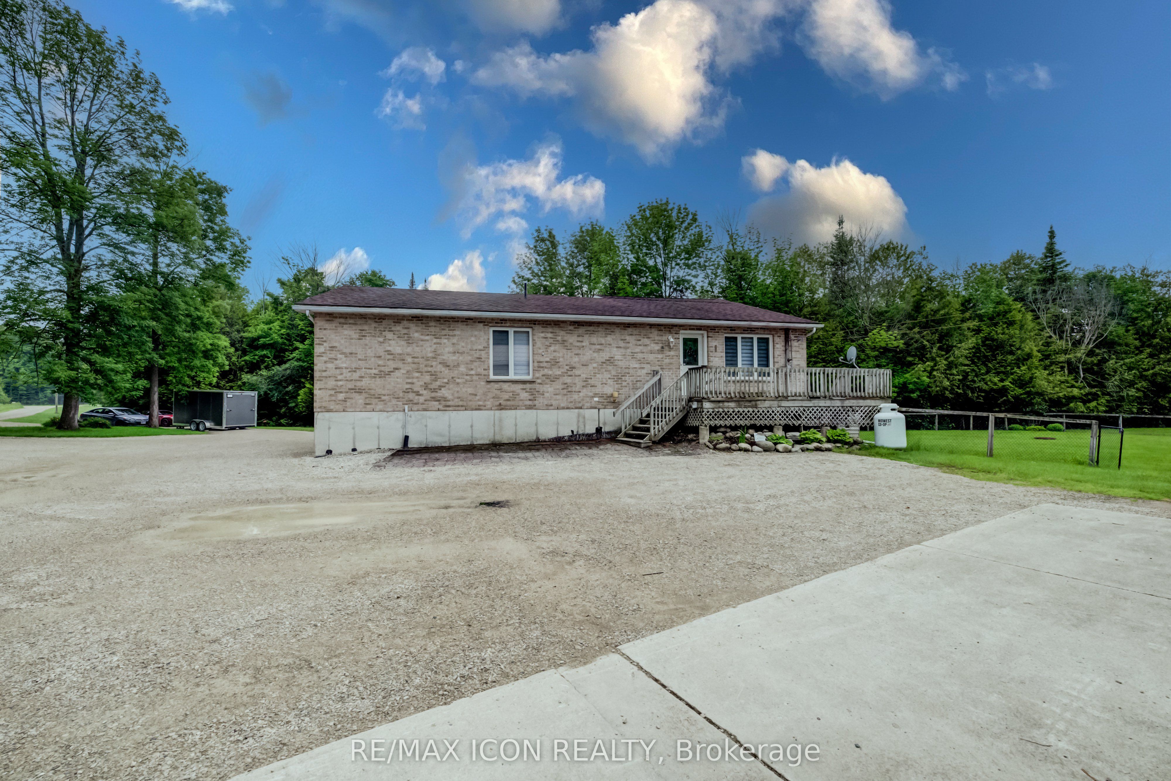 7298 8 Side Road W Property Photo 40
