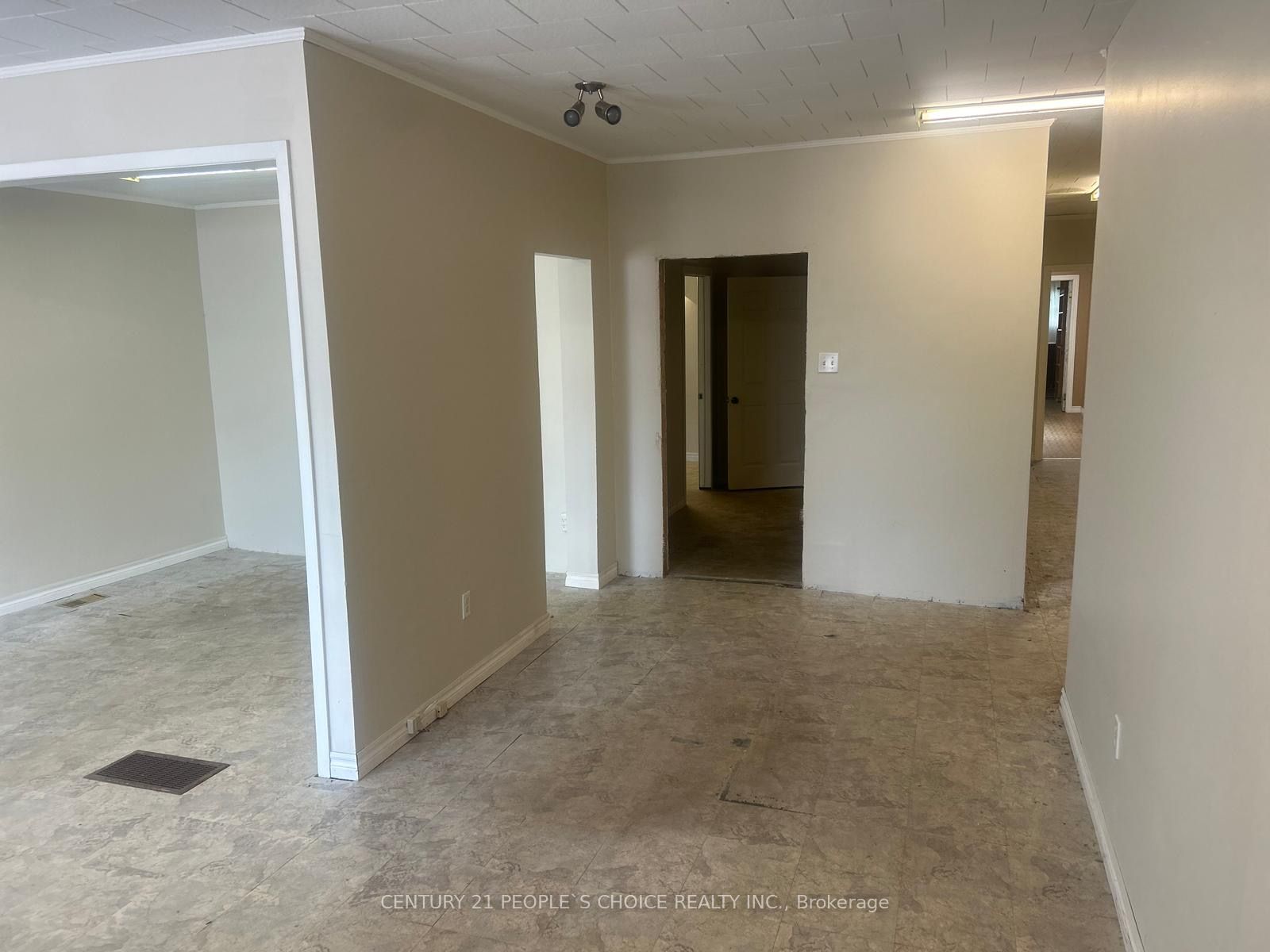 179 Main Street W Property Photo 12
