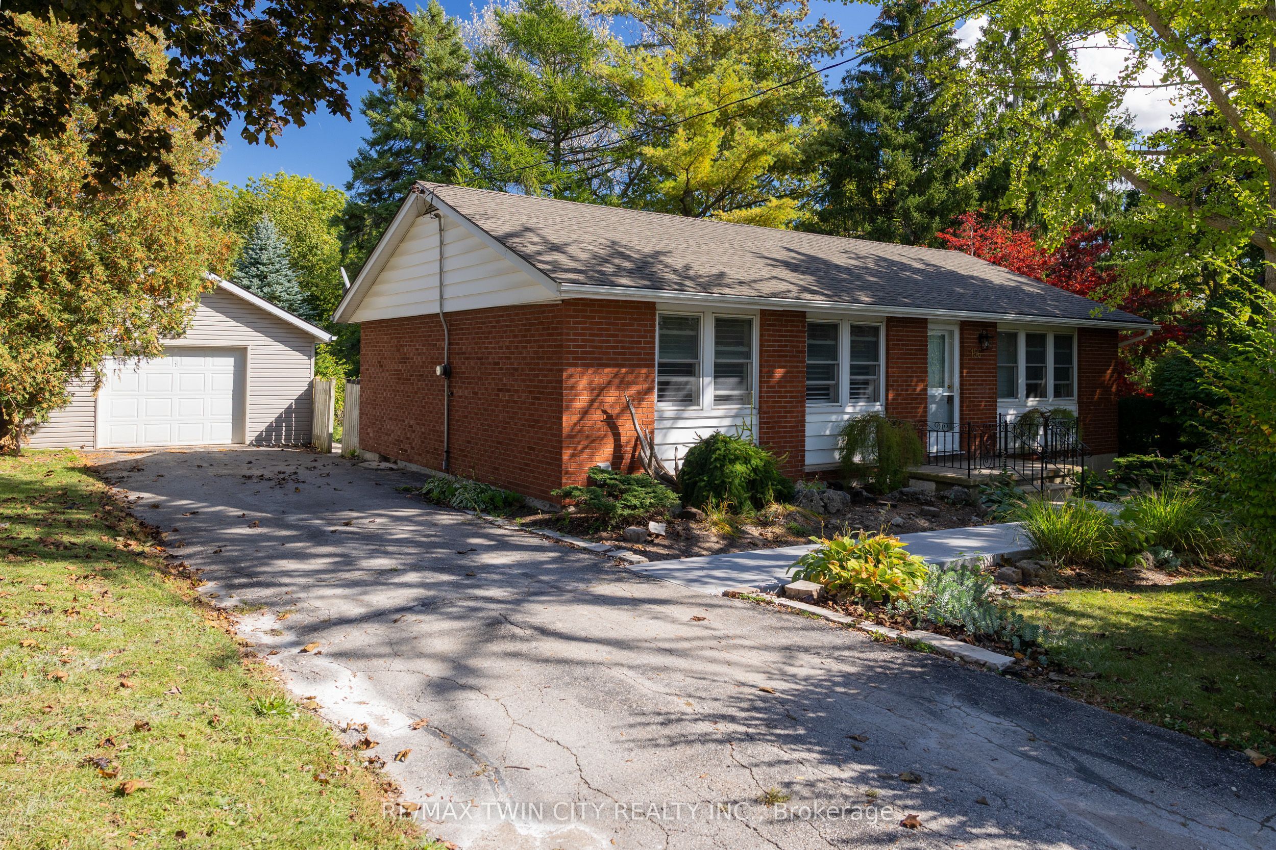 156 Mutual Street N Property Photo 1