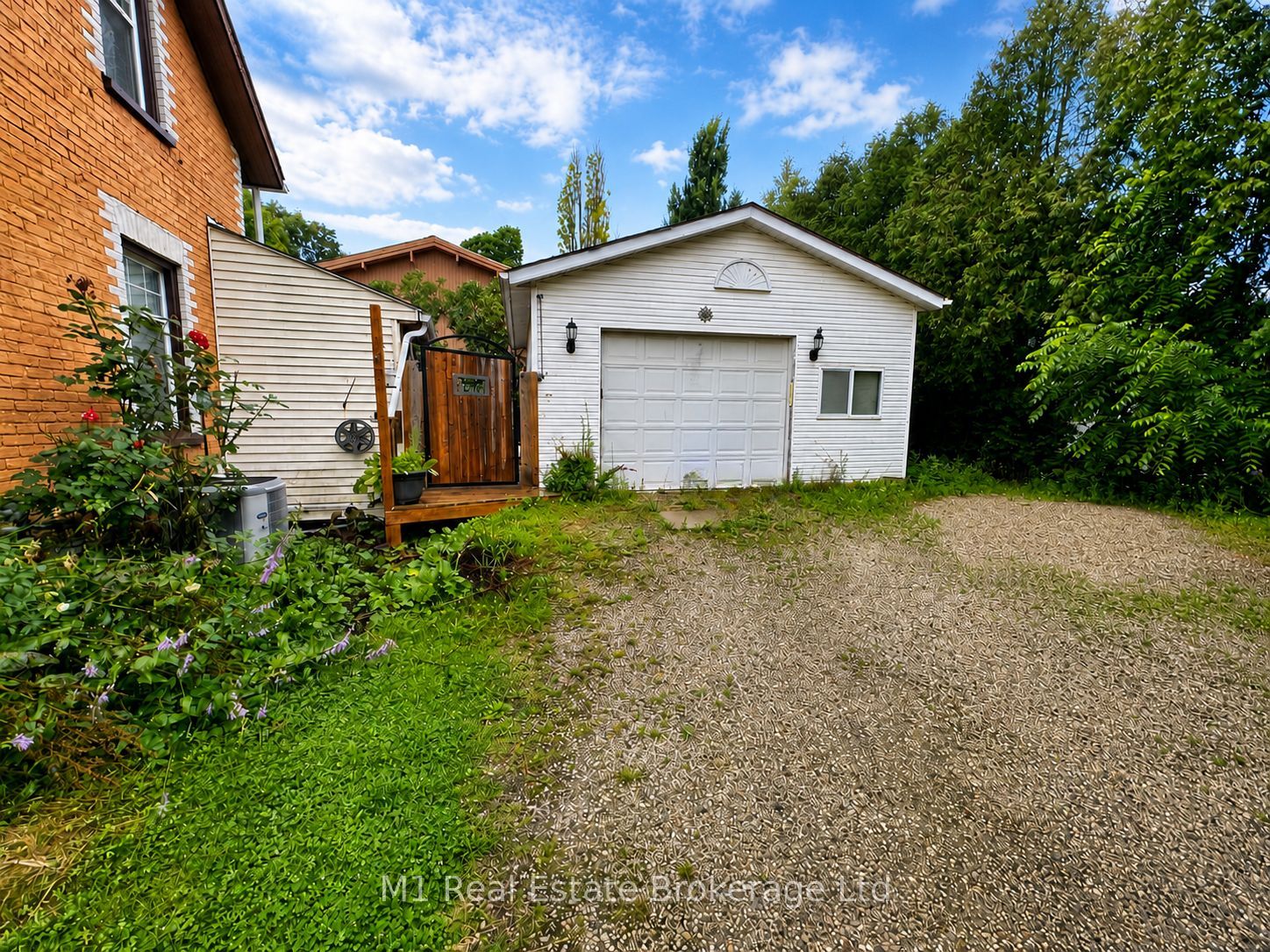 223 St. George Street E Property Photo 4