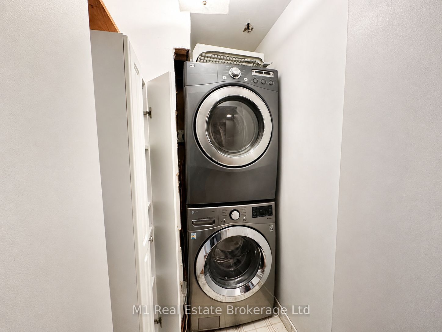 223 St. George Street E Property Photo 13