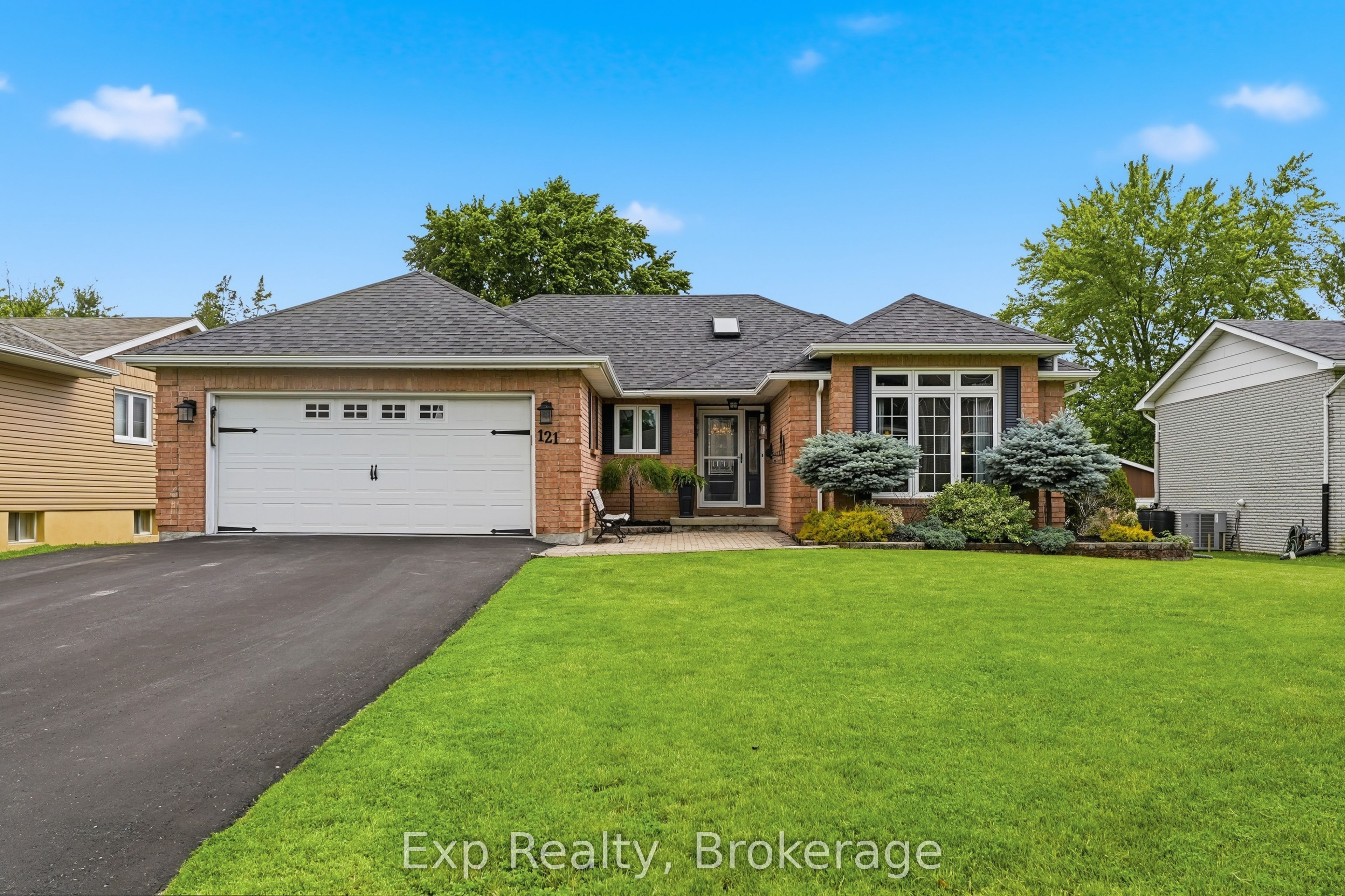 121 Simcoe Street Property Photo 1