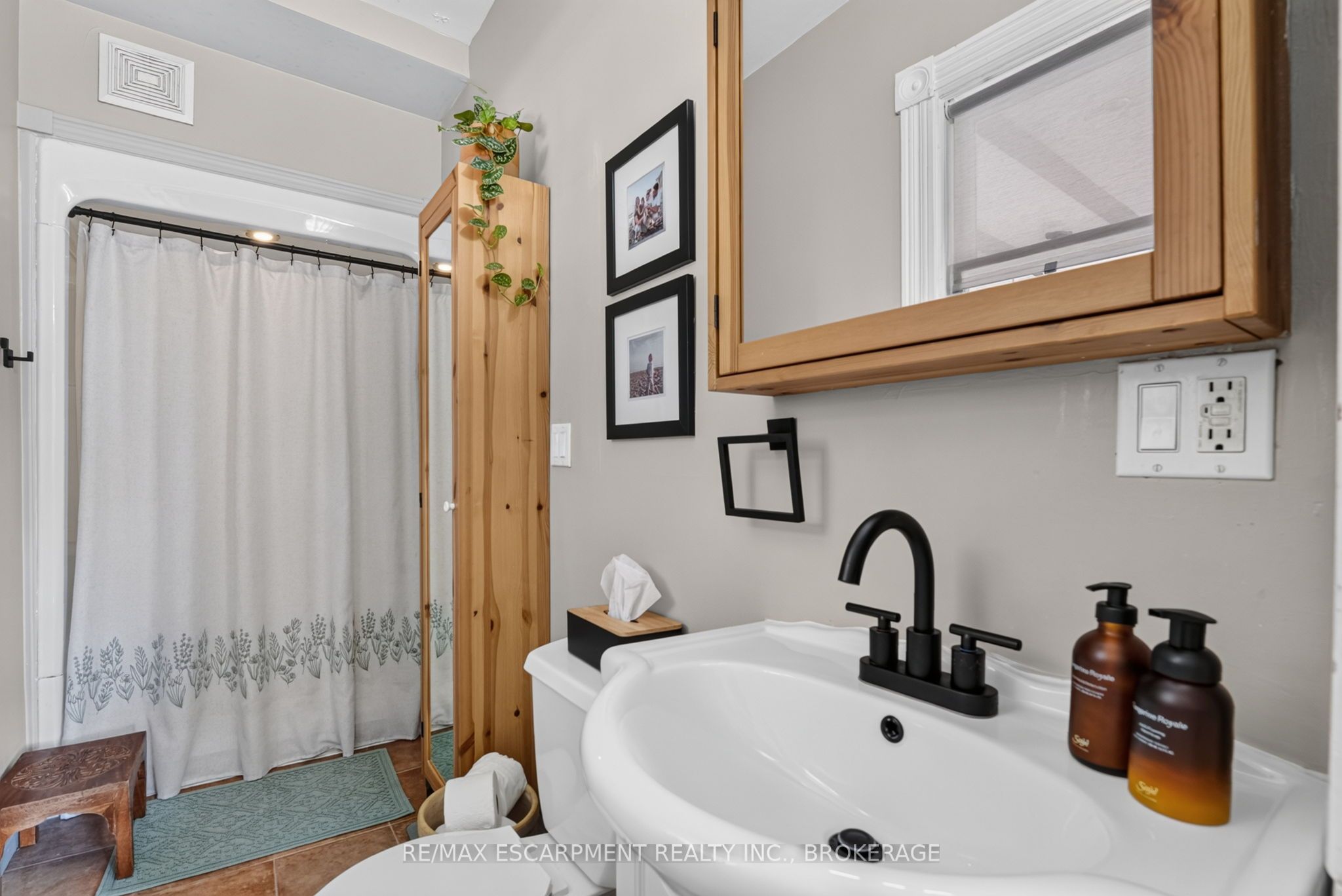 111 Main Street W Property Photo 28
