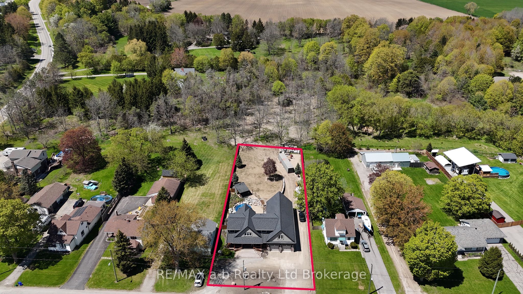 18 Queen Street E Property Photo 4