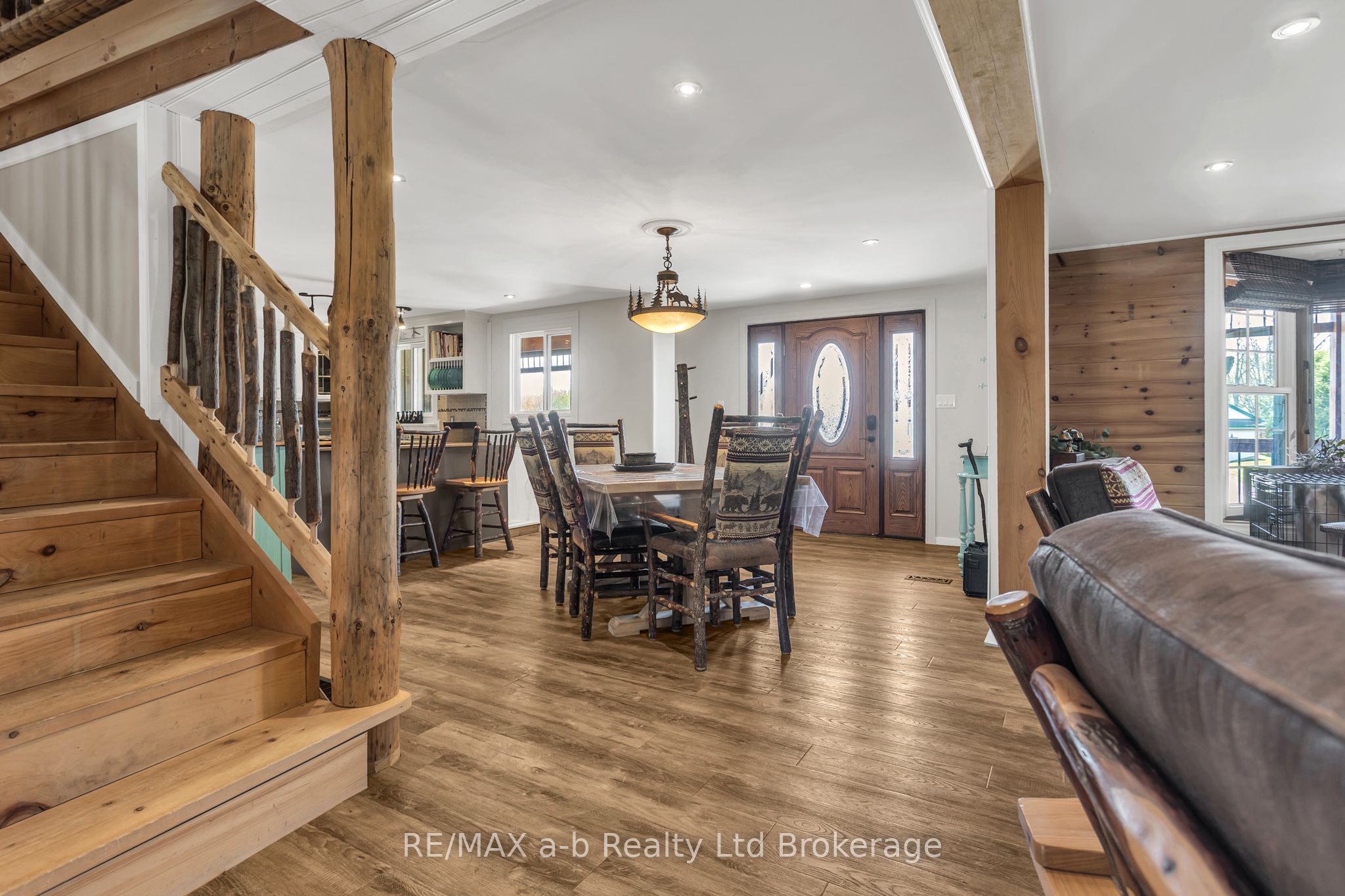 18 Queen Street E Property Photo 8