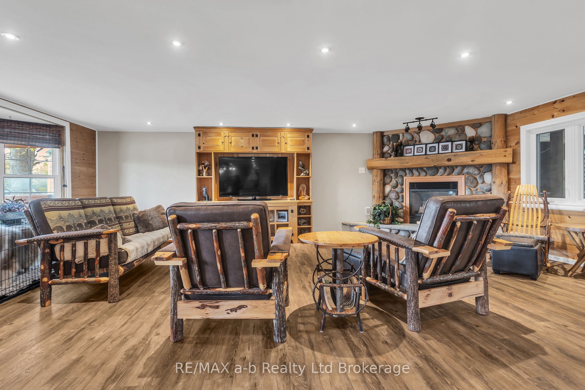18 Queen Street E Property Photo 9