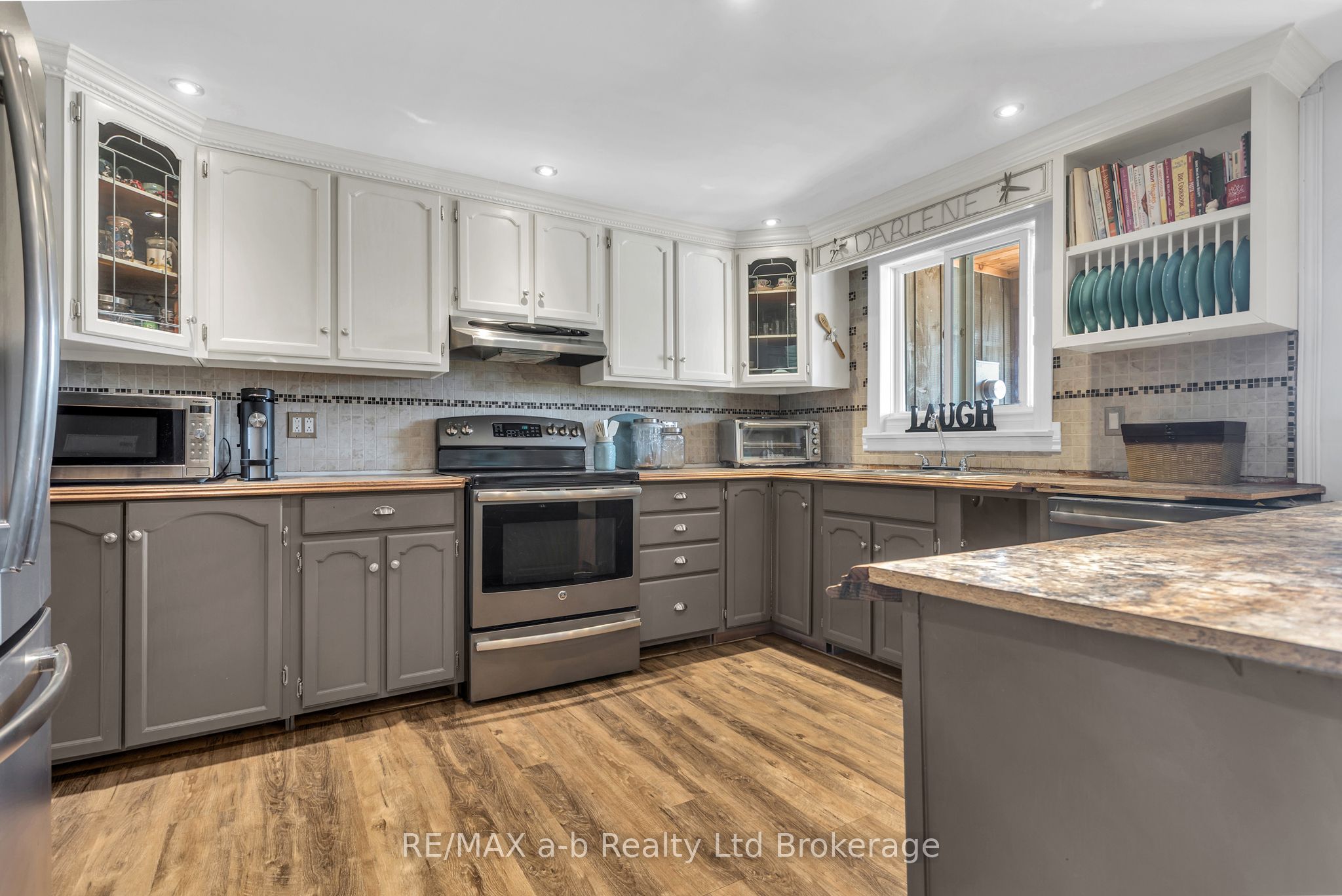 18 Queen Street E Property Photo 11