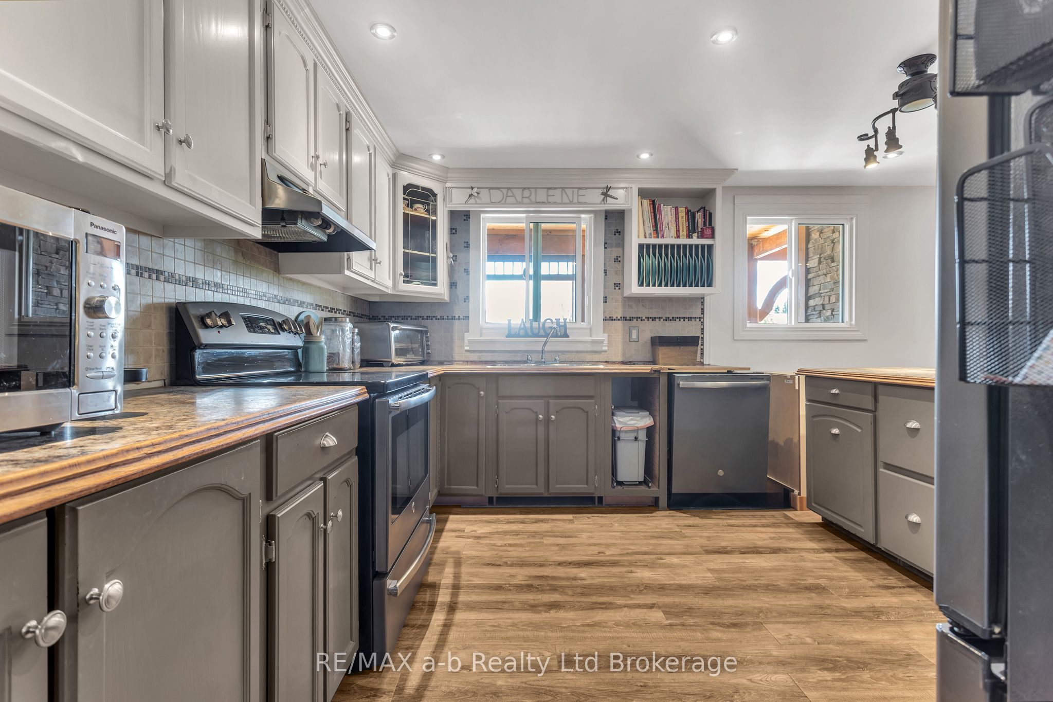 18 Queen Street E Property Photo 12