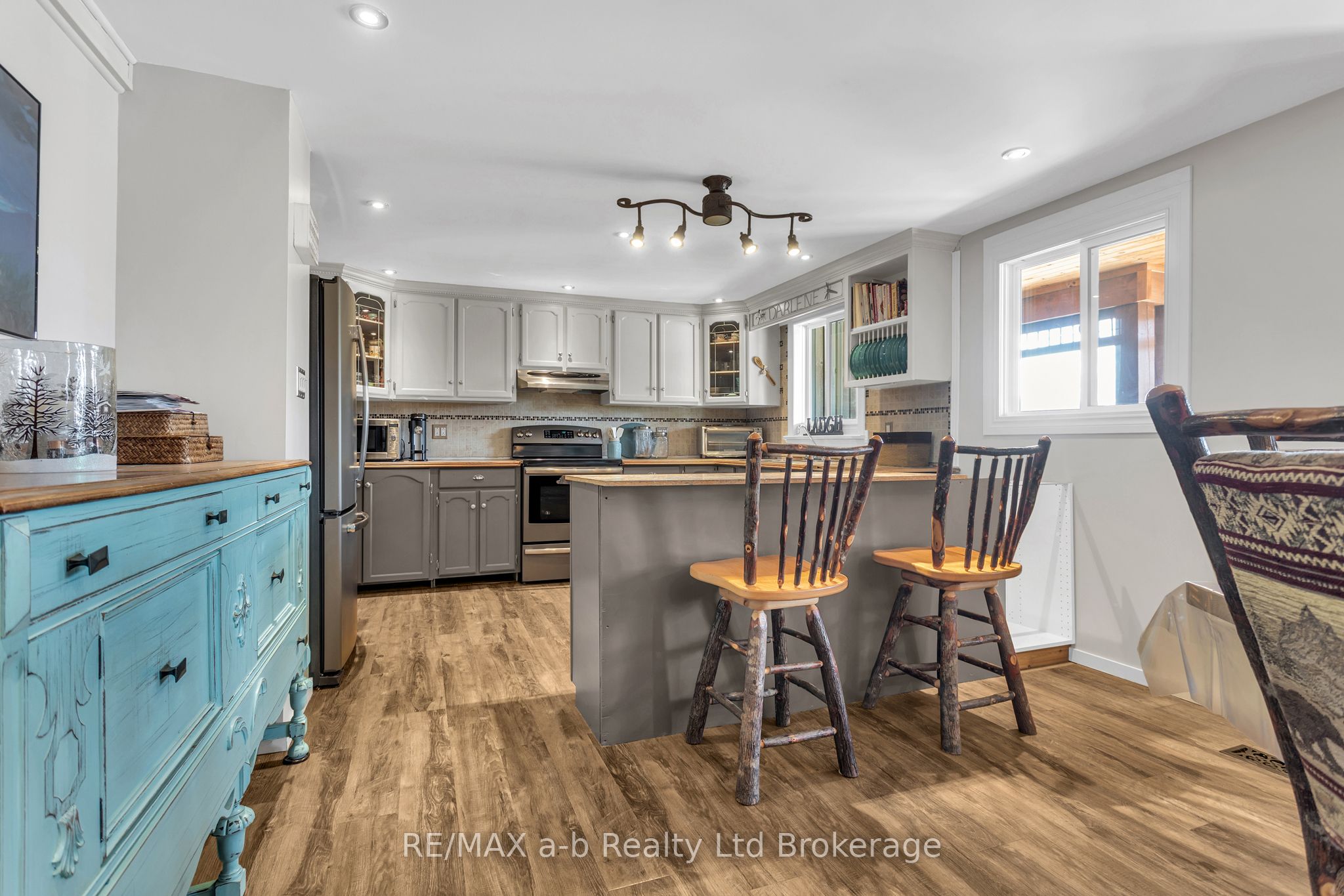 18 Queen Street E Property Photo 13