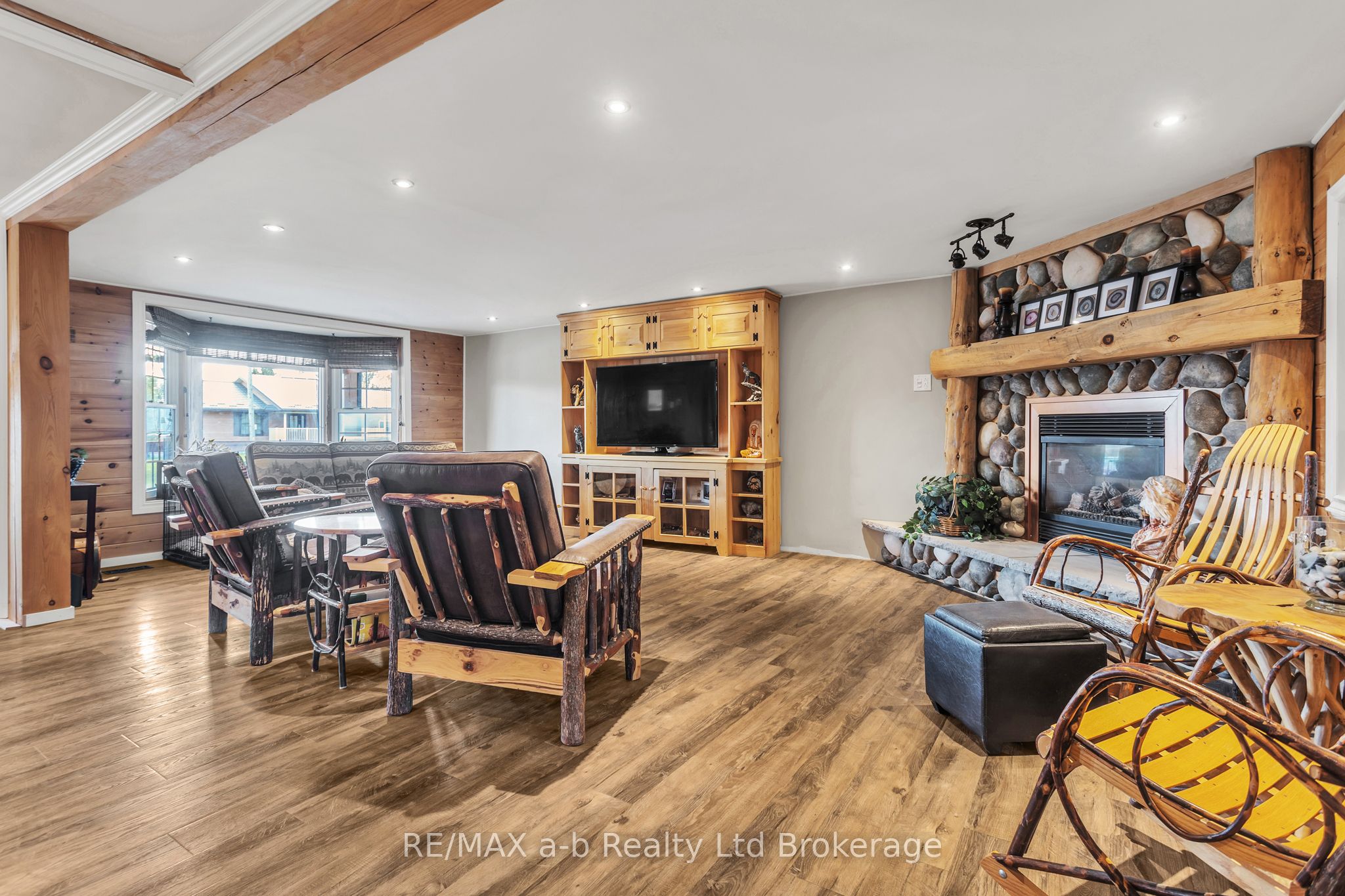 18 Queen Street E Property Photo 14