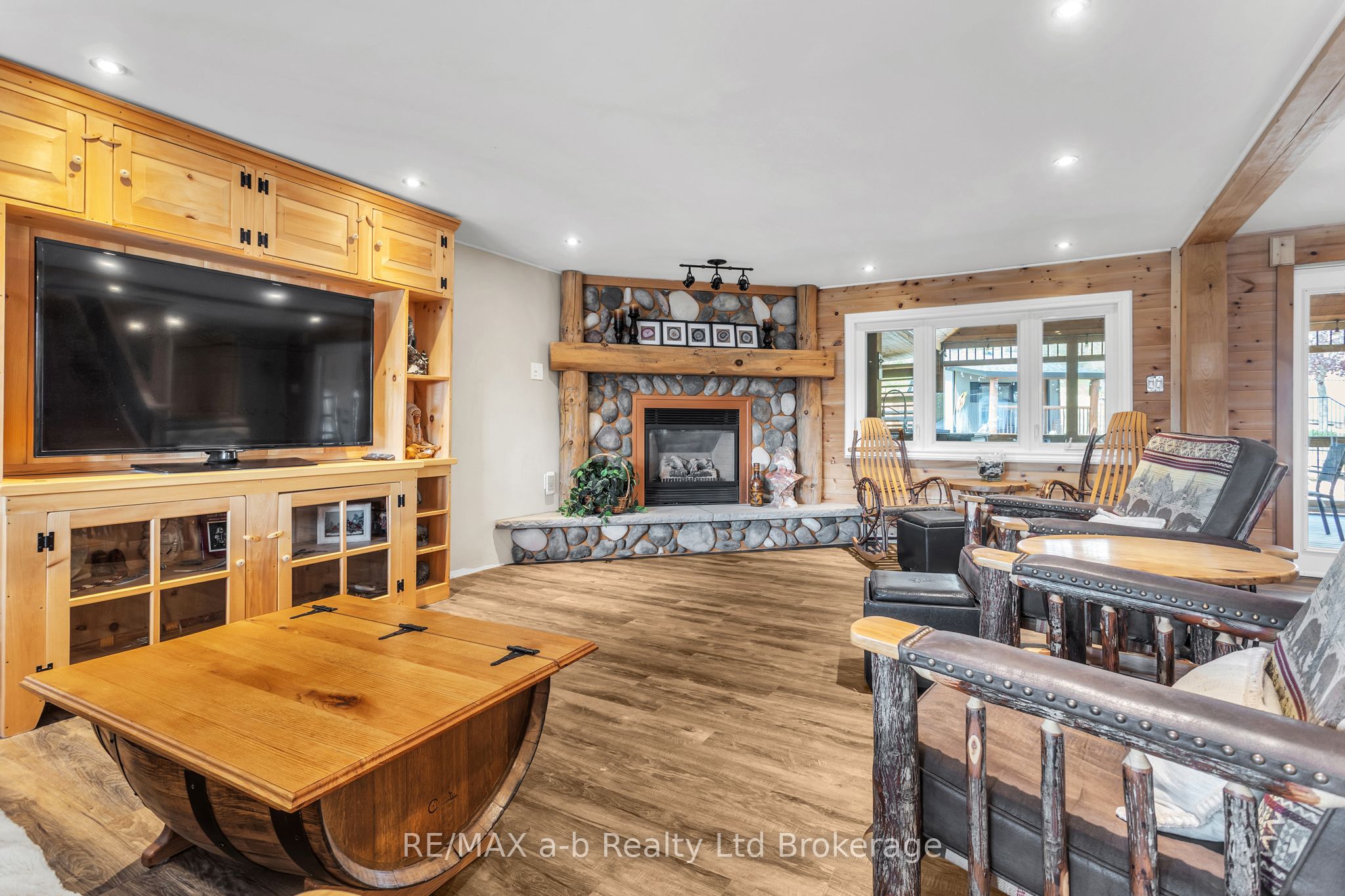18 Queen Street E Property Photo 15