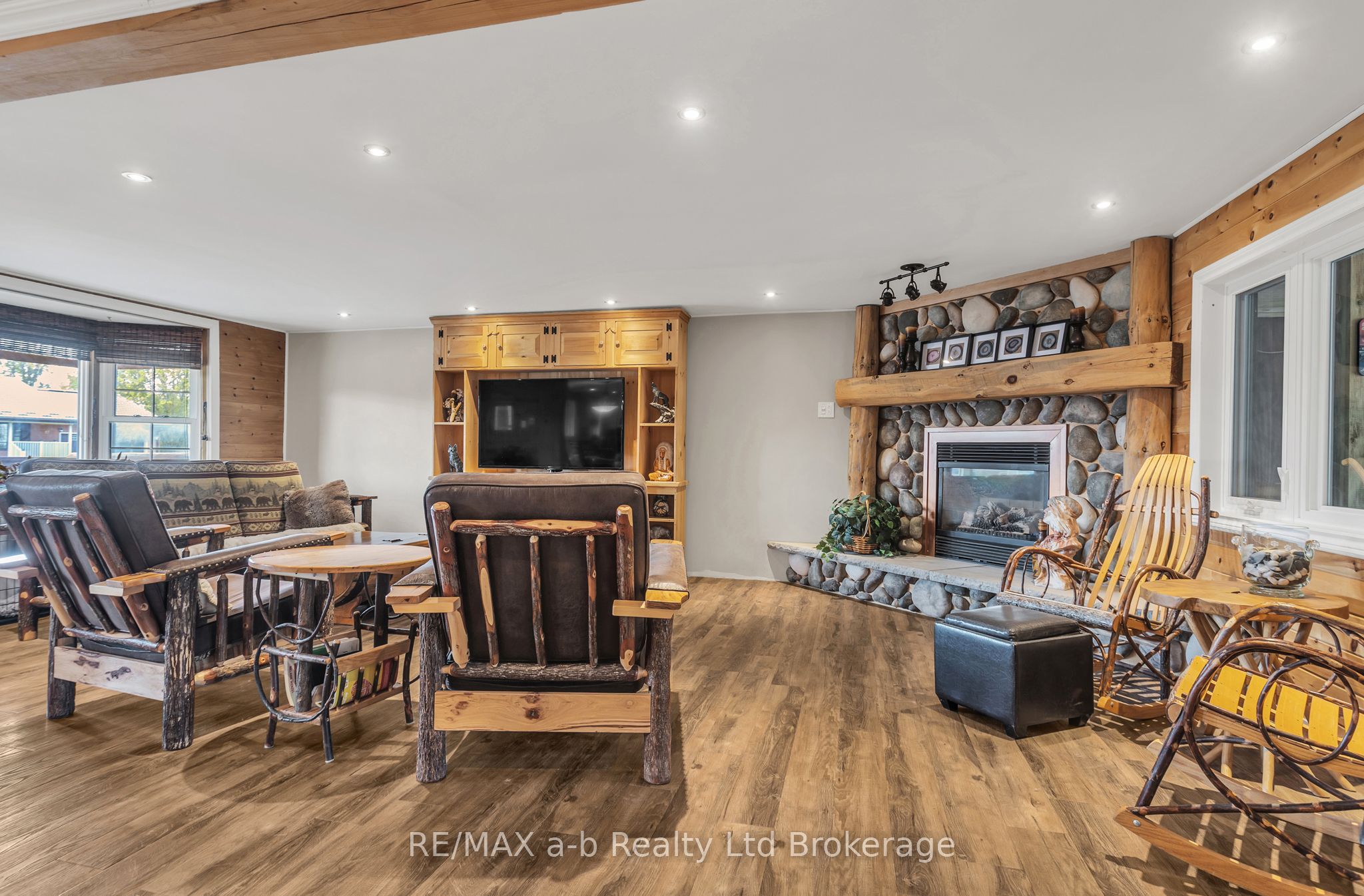 18 Queen Street E Property Photo 17