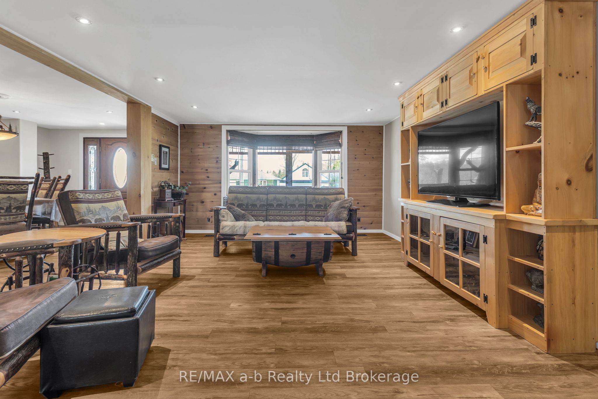 18 Queen Street E Property Photo 18