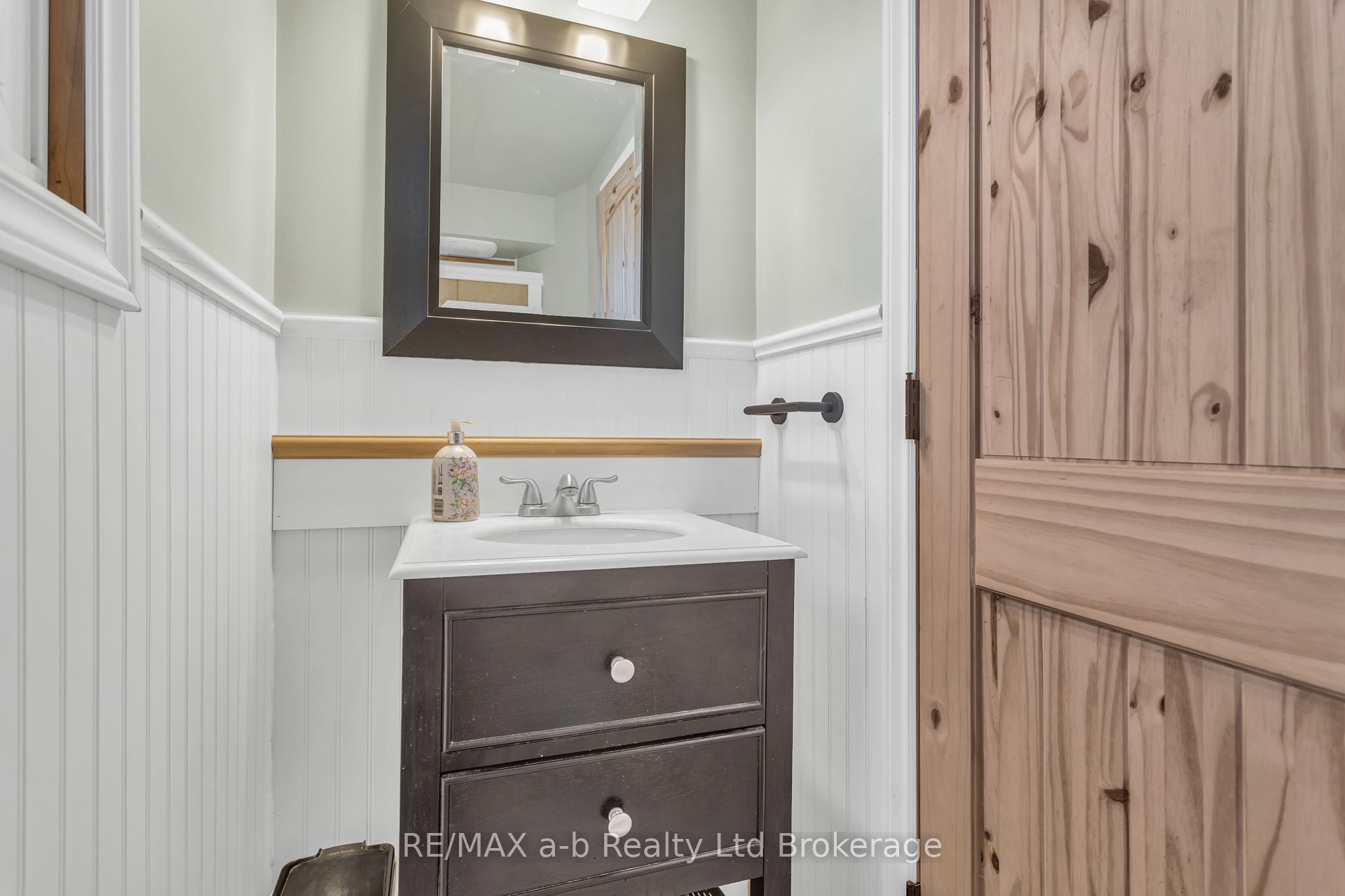 18 Queen Street E Property Photo 20