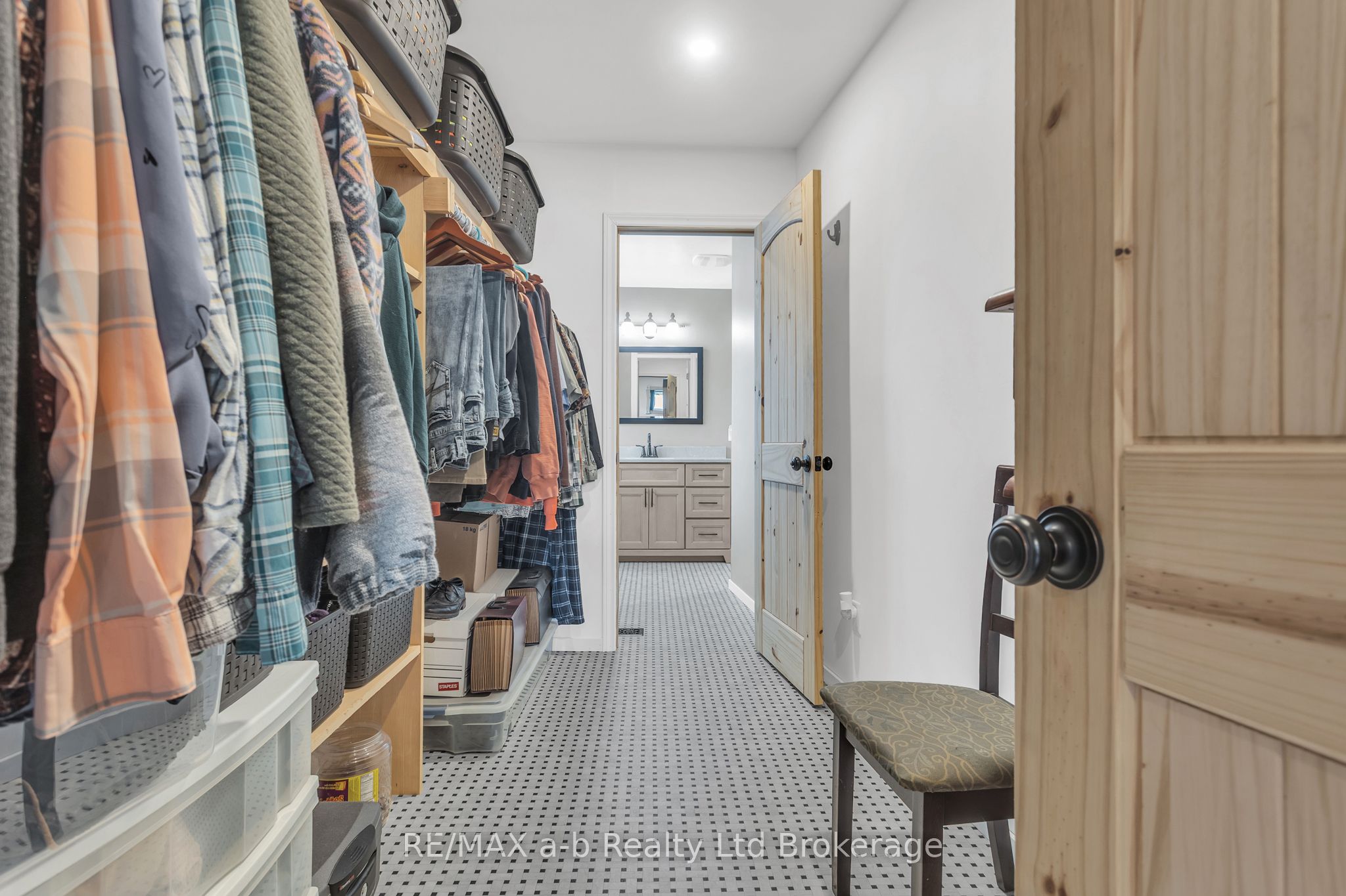 18 Queen Street E Property Photo 23