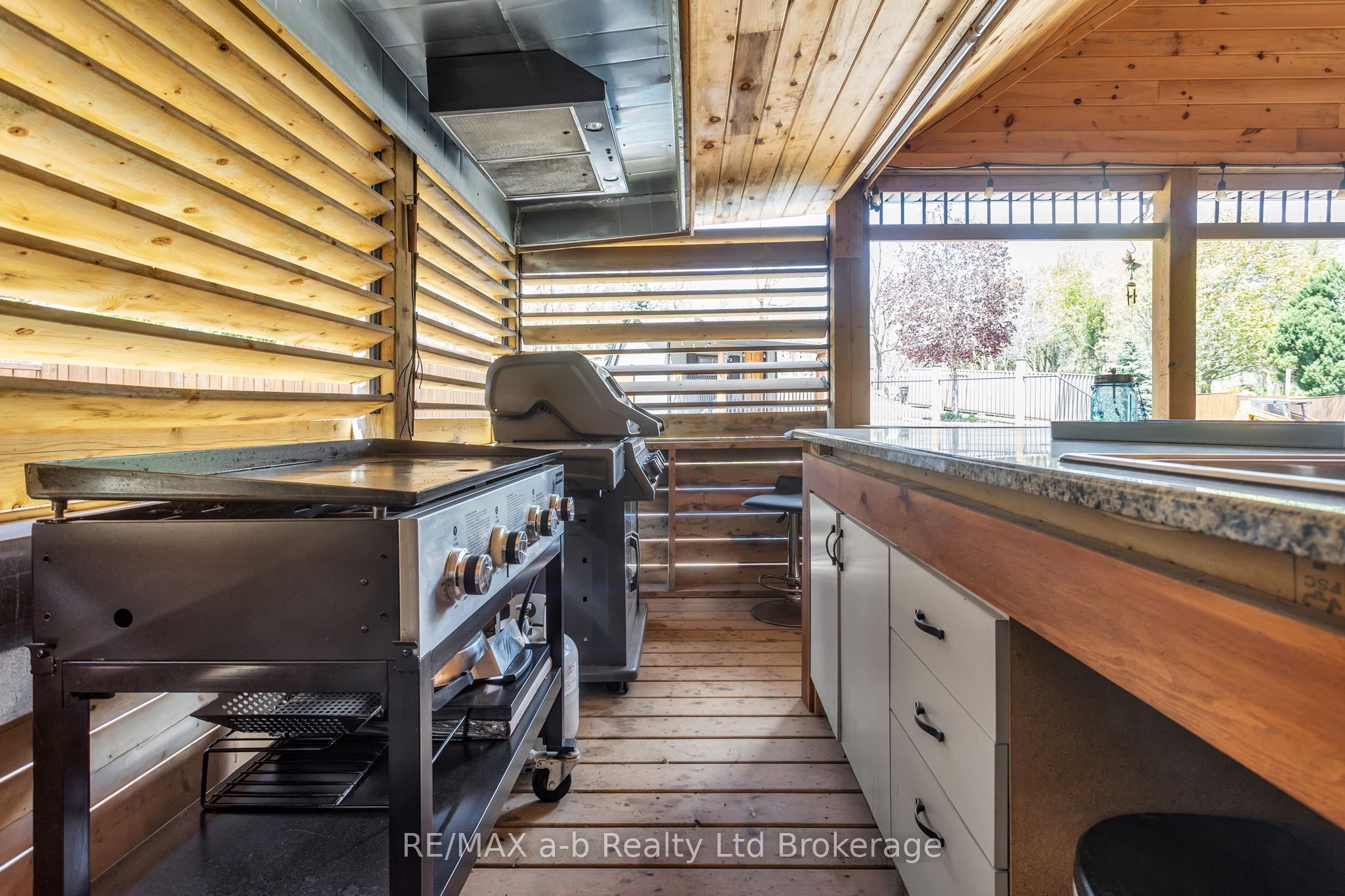 18 Queen Street E Property Photo 32