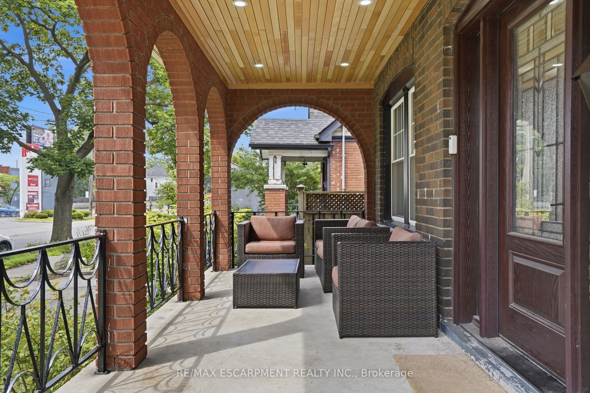 17 Tuxedo Avenue S Property Photo 3