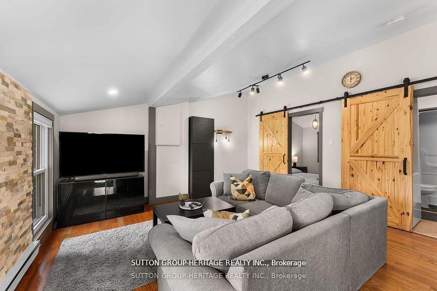 682 North Shore Drive E Property Photo 4