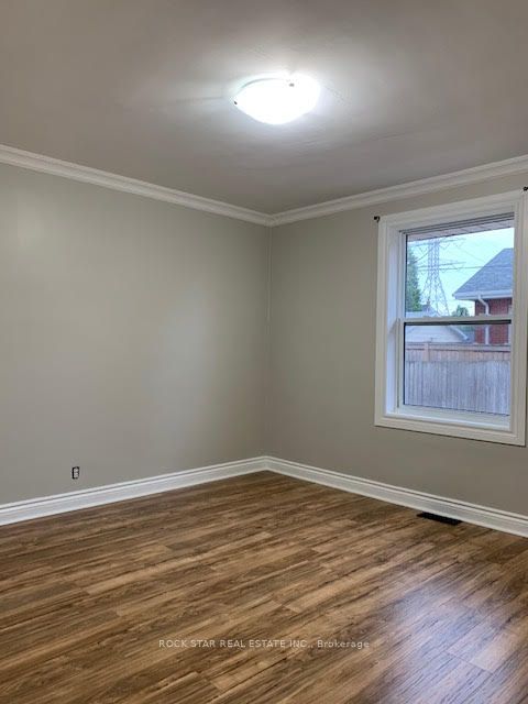 960 Dunsmure Road Main Property Photo 3