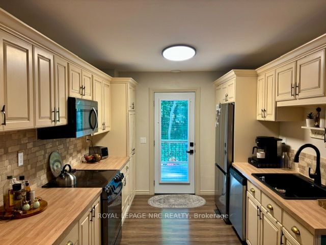 4882 Mapleview Crescent Property Photo 11