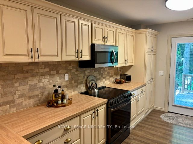 4882 Mapleview Crescent Property Photo 14