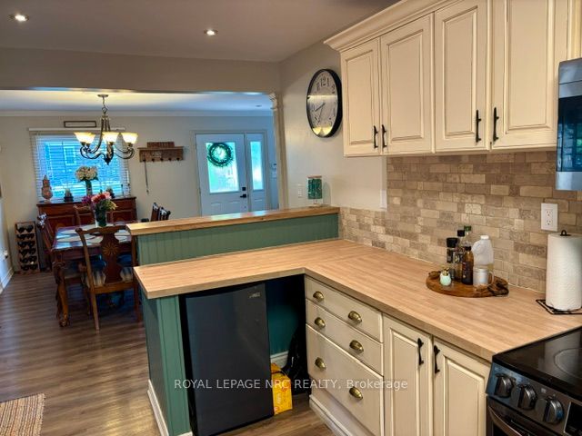 4882 Mapleview Crescent Property Photo 16