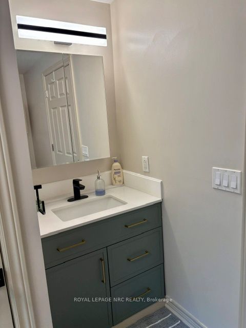 4882 Mapleview Crescent Property Photo 22
