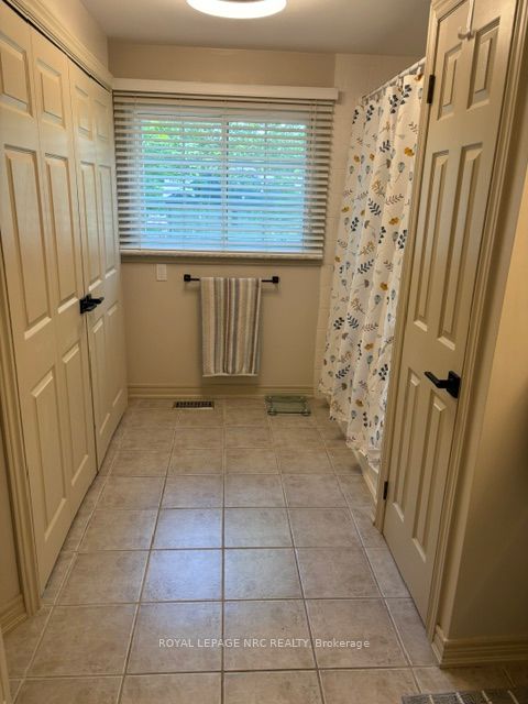 4882 Mapleview Crescent Property Photo 35