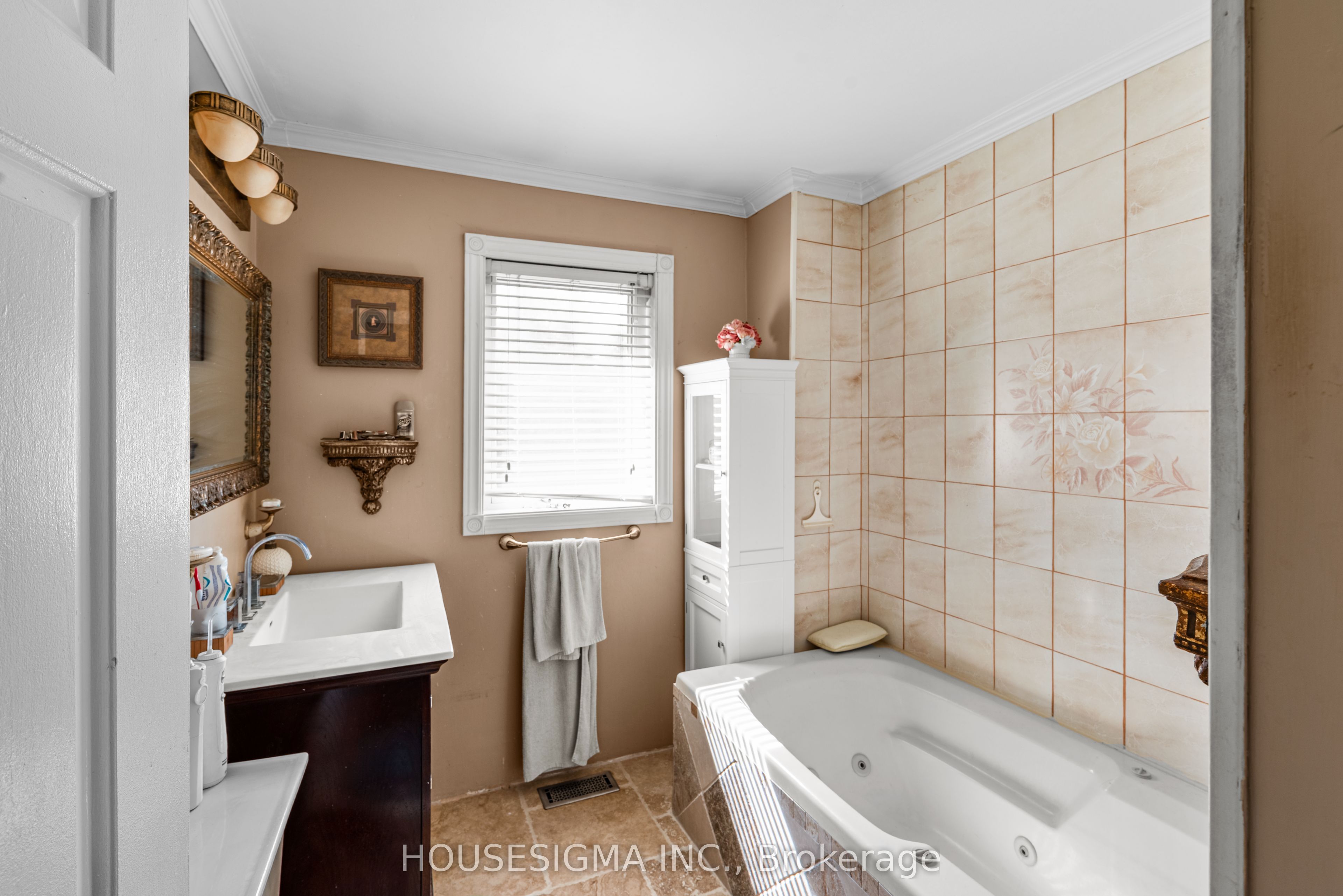 5647 First Line Property Photo 12