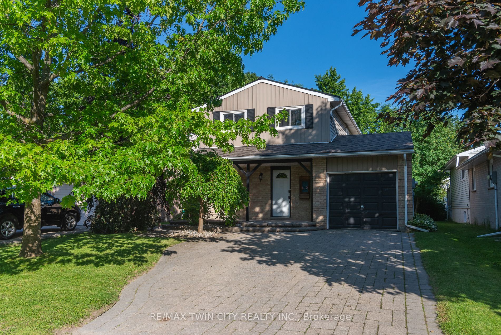 162 Parkside Drive E Property Photo 1