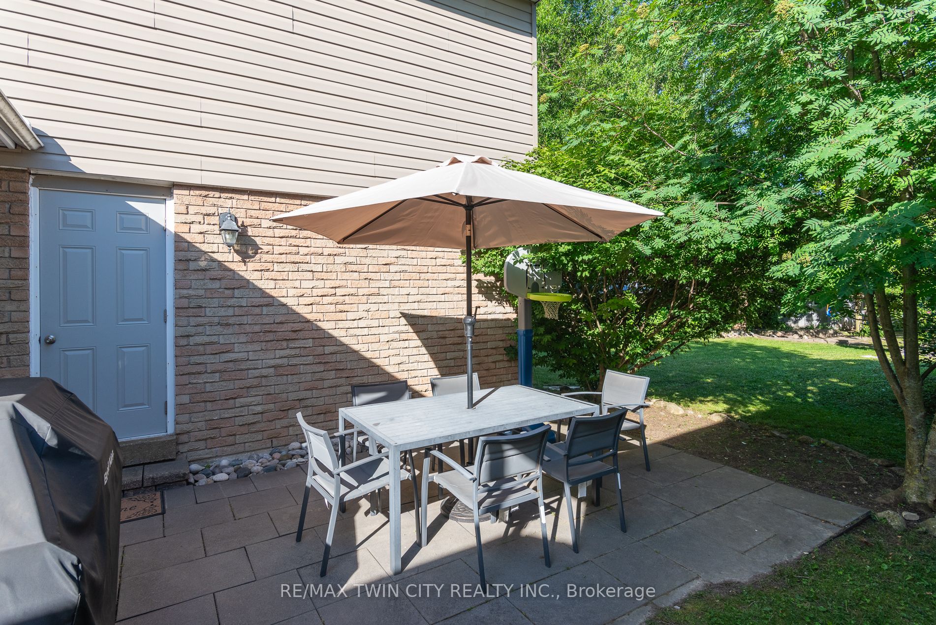162 Parkside Drive E Property Photo 7