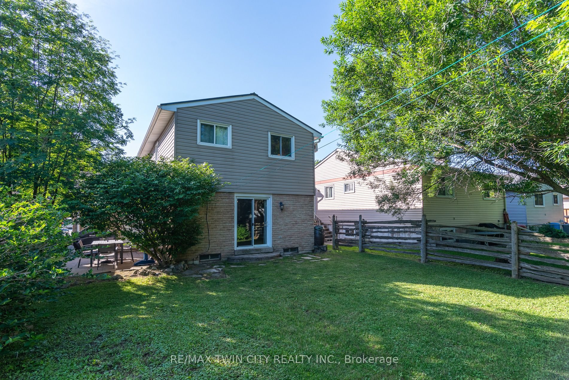 162 Parkside Drive E Property Photo 11