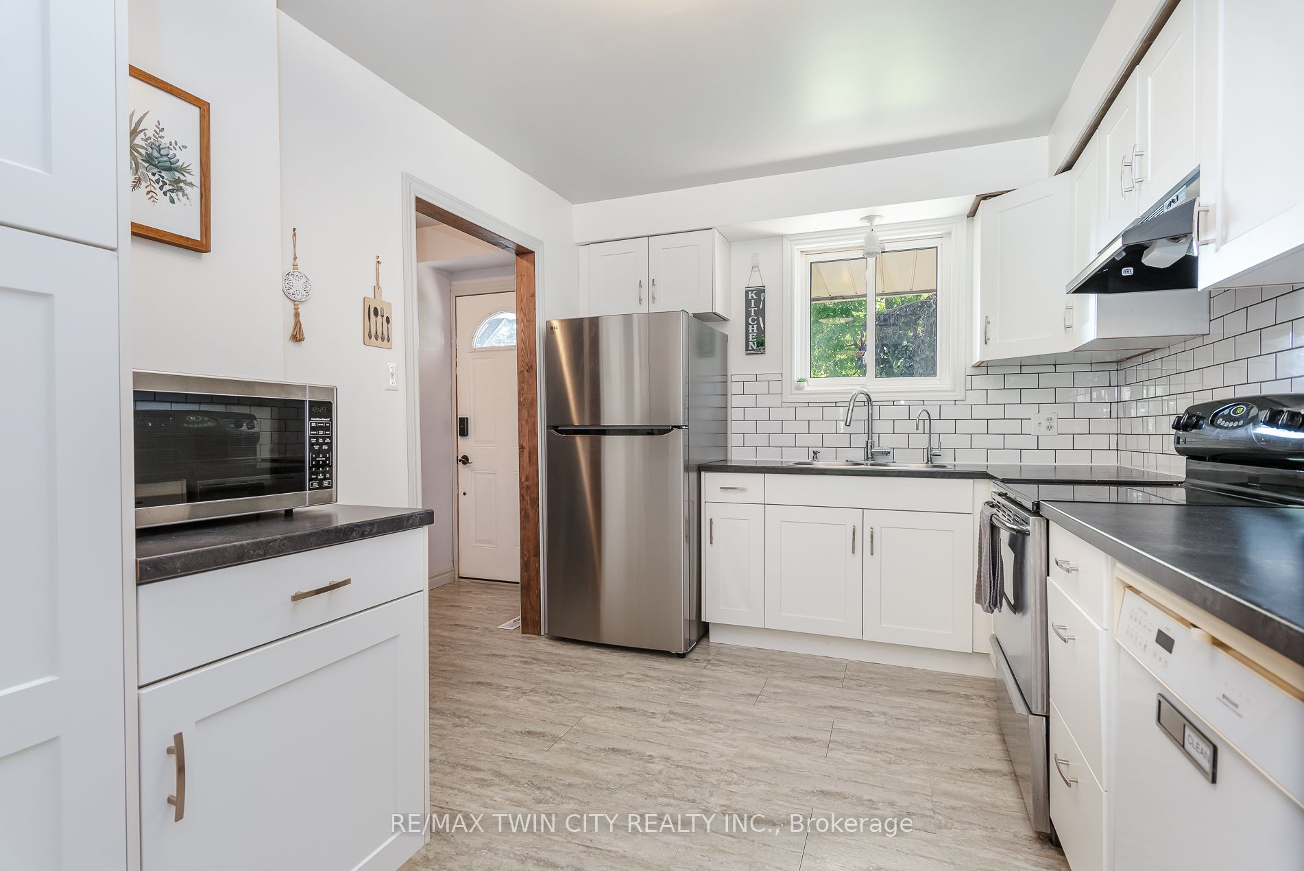 162 Parkside Drive E Property Photo 36