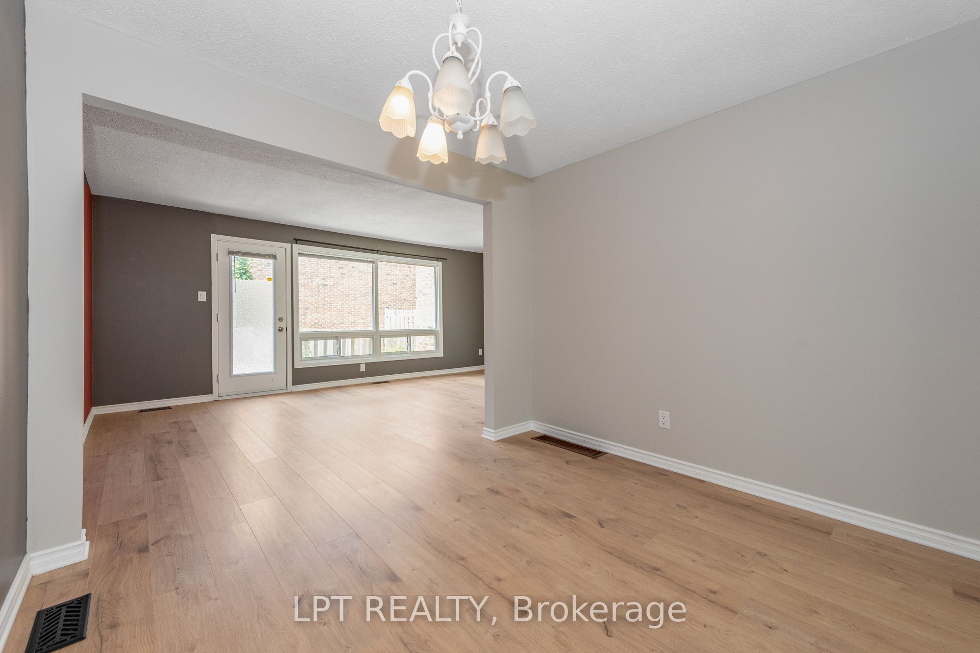2286 Cotters Crescent Property Photo 8