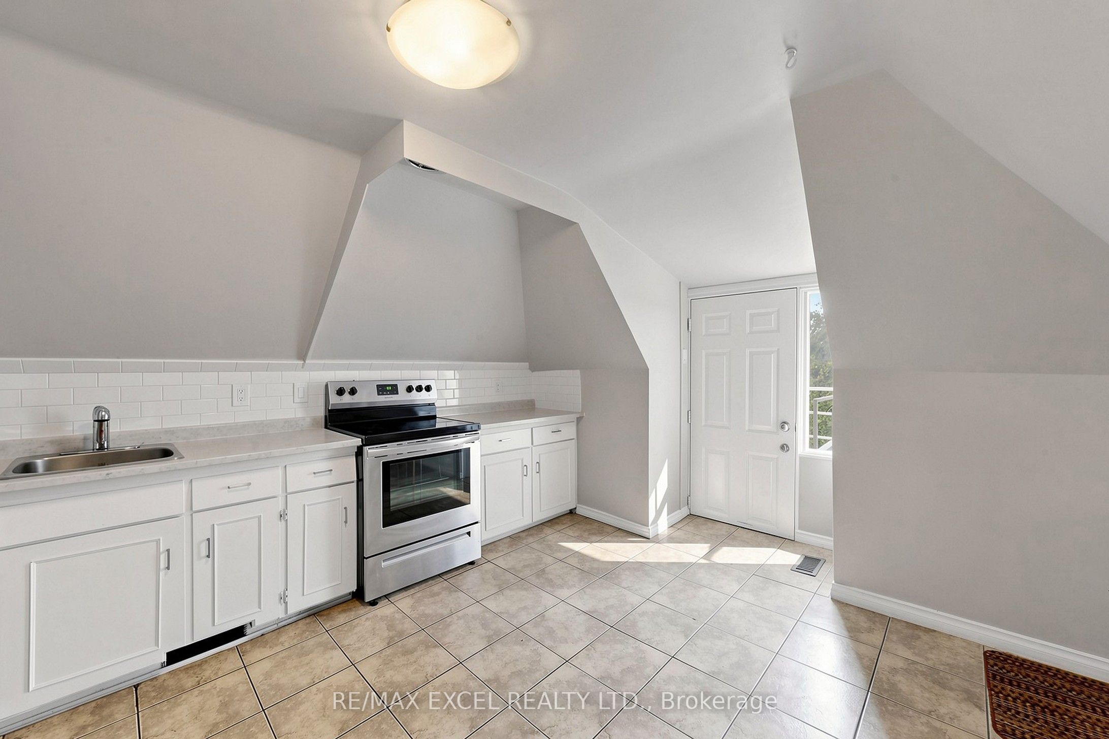 259 Victoria Avenue N Third Property Photo 2
