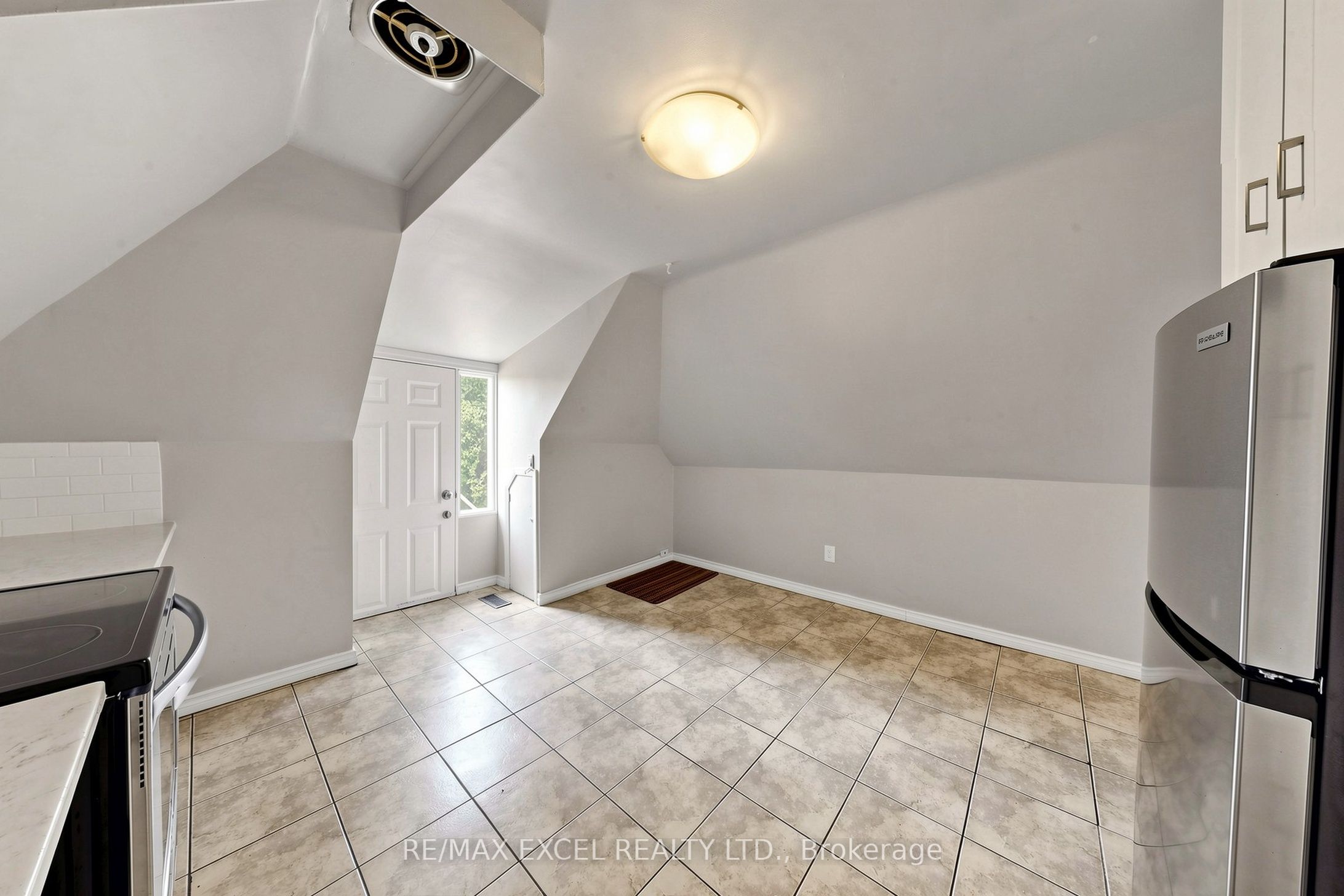 259 Victoria Avenue N Third Property Photo 6