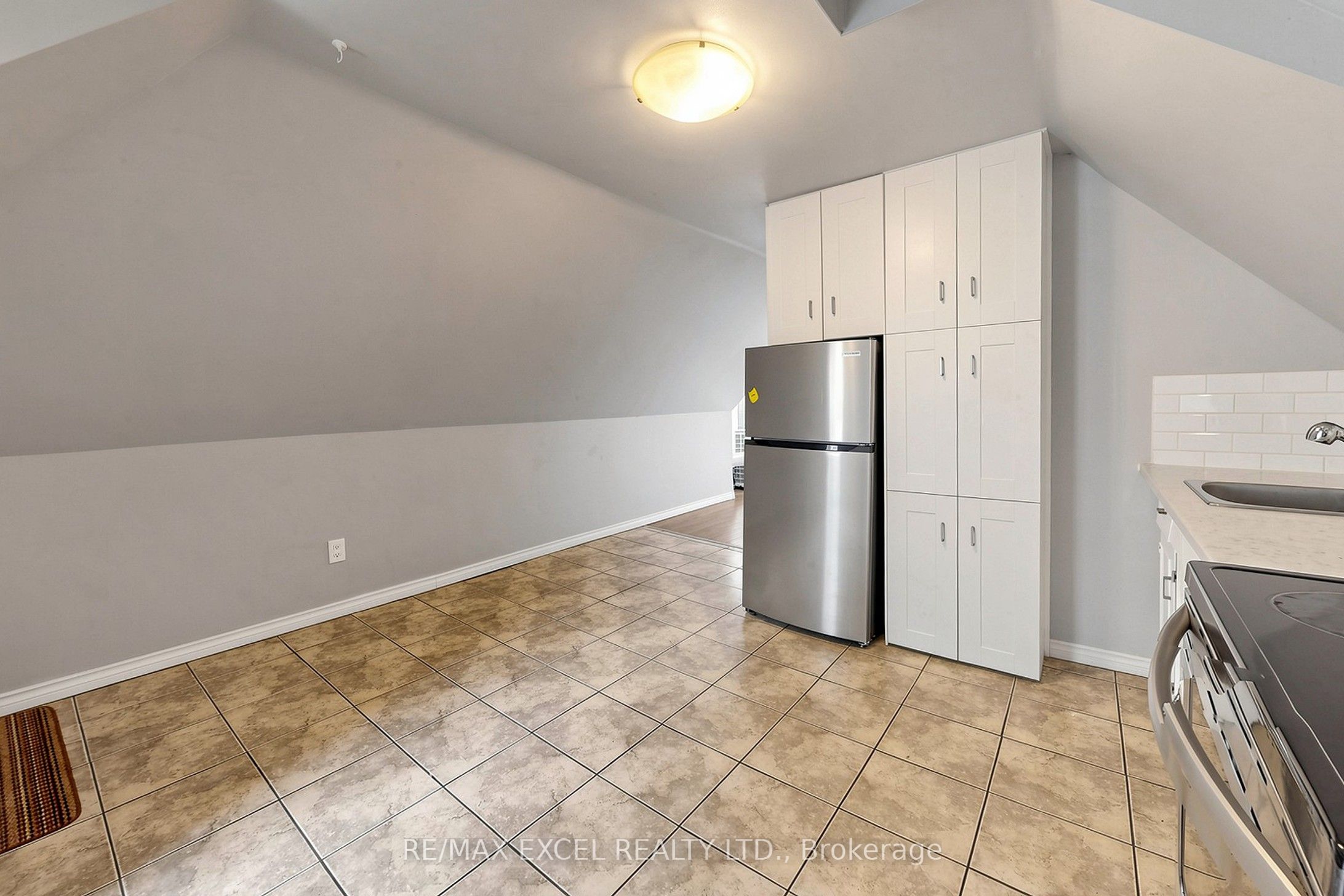 259 Victoria Avenue N Third Property Photo 7