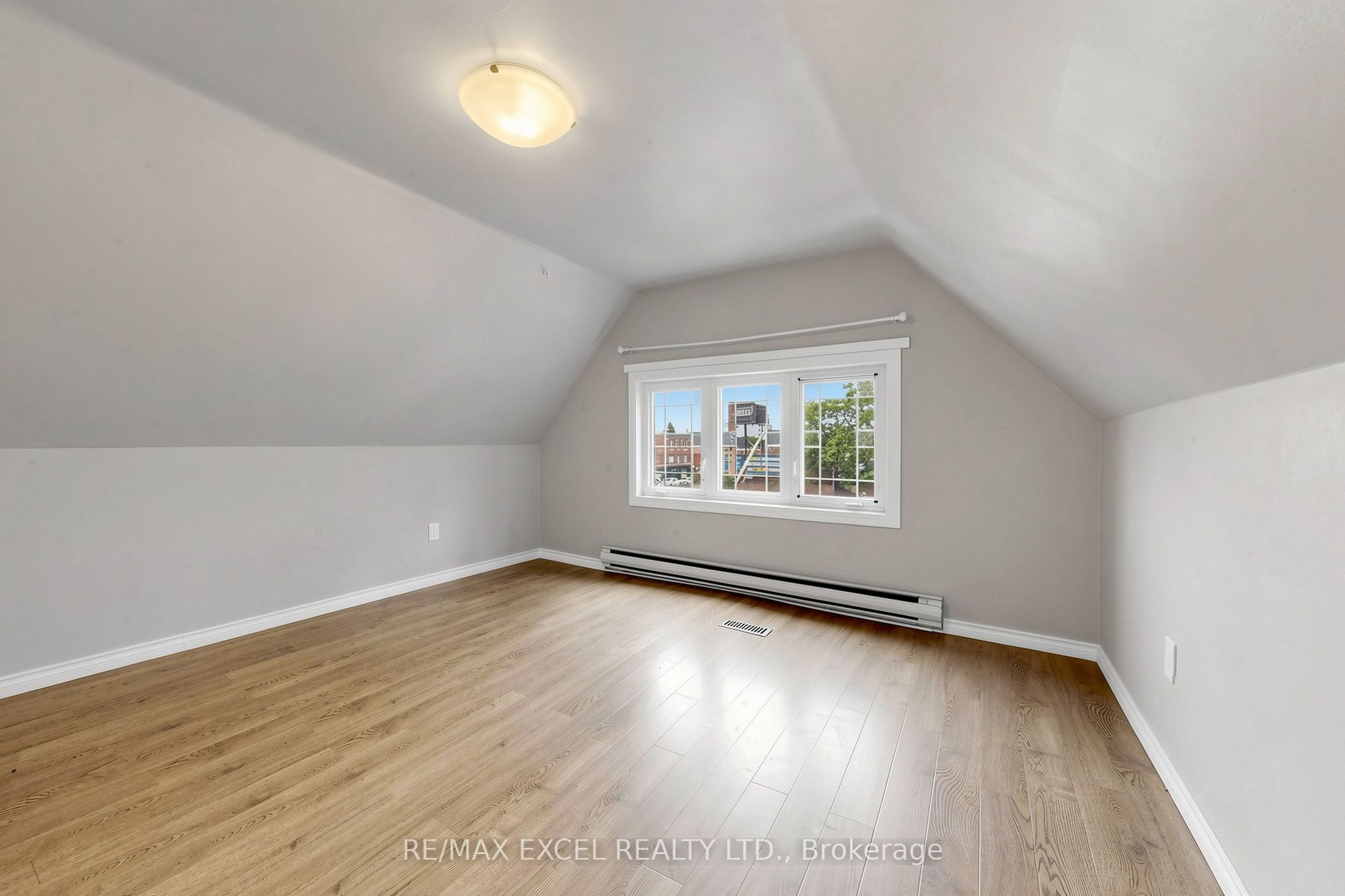 259 Victoria Avenue N Third Property Photo 13
