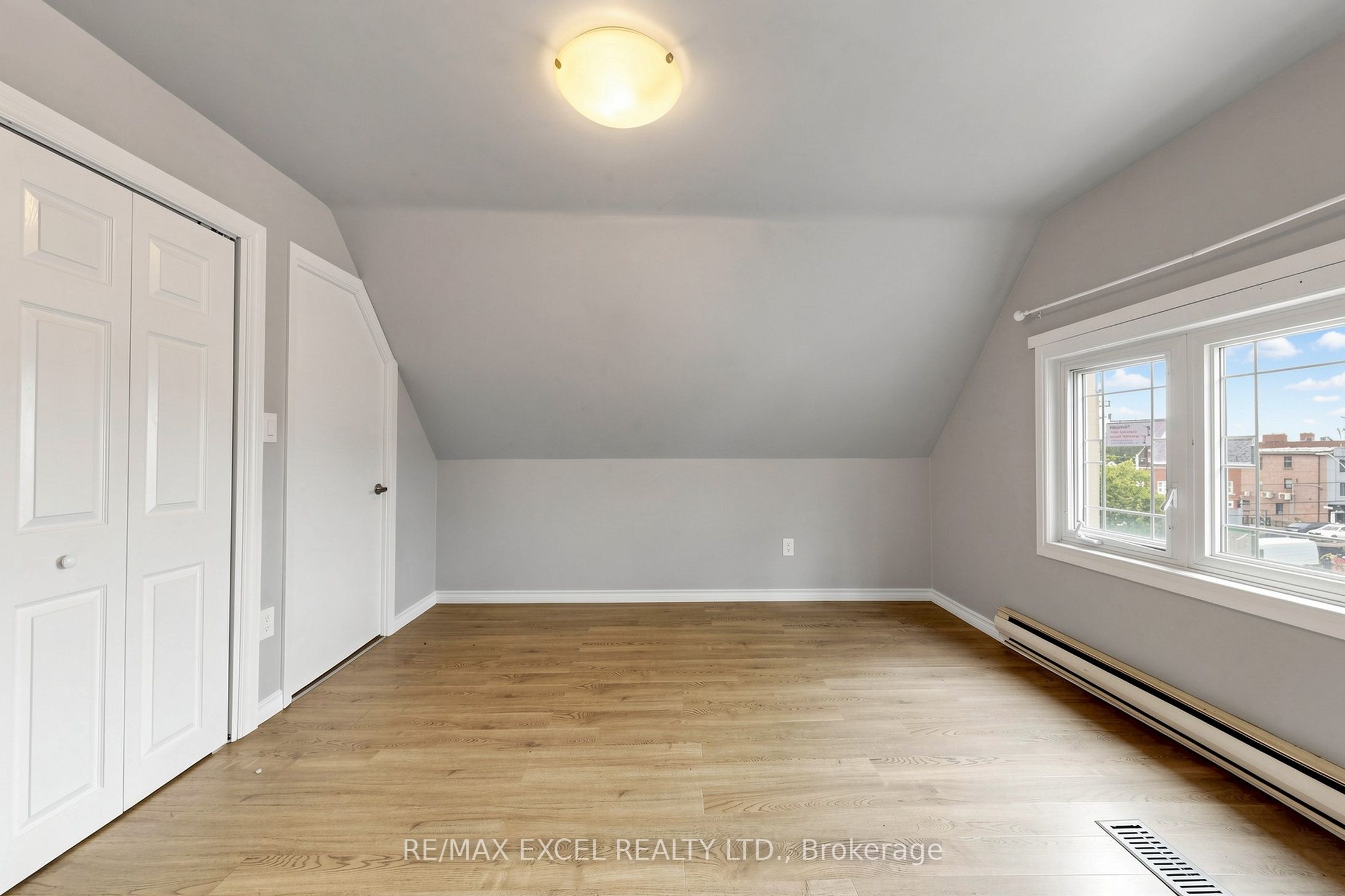 259 Victoria Avenue N Third Property Photo 15