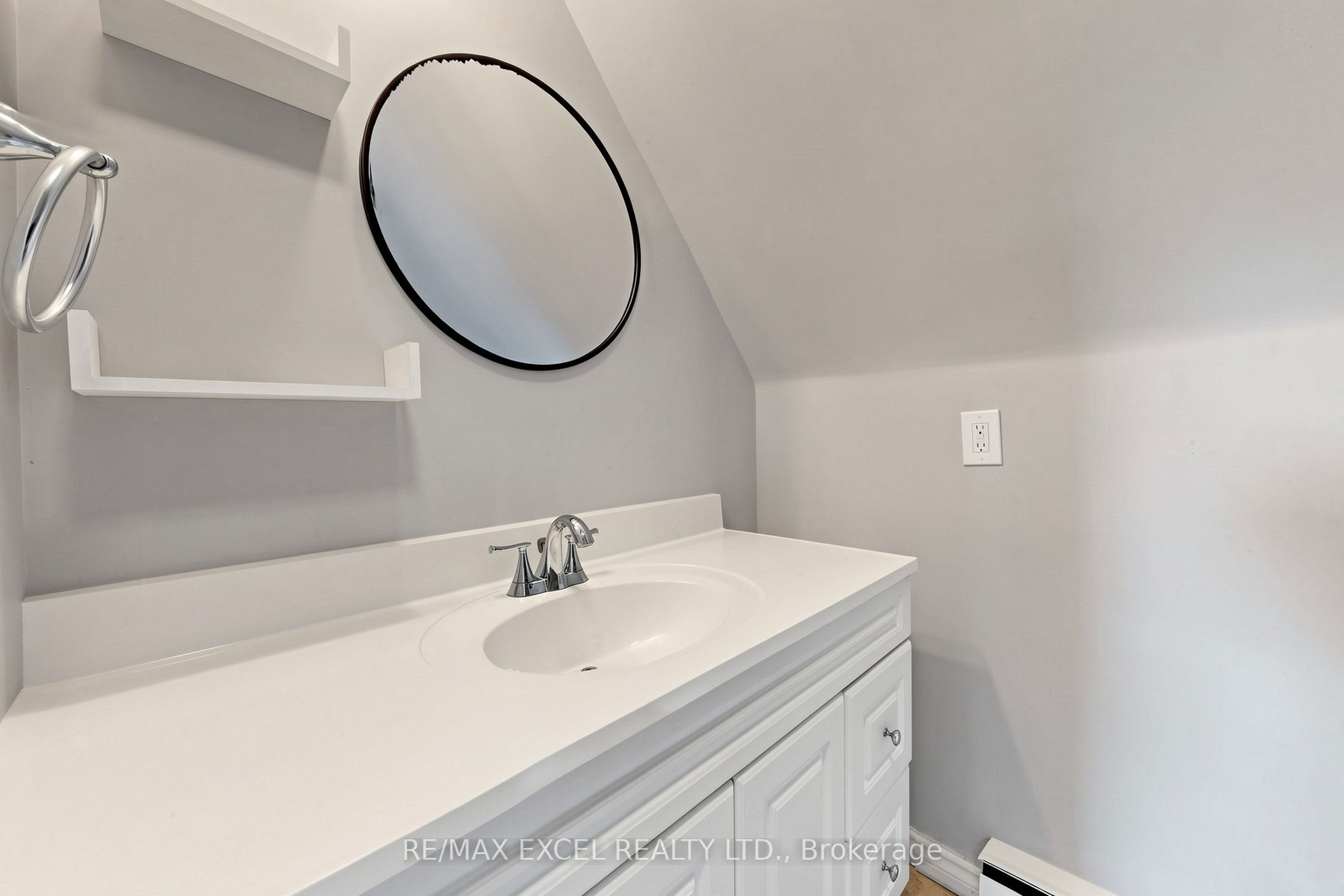 259 Victoria Avenue N Third Property Photo 16