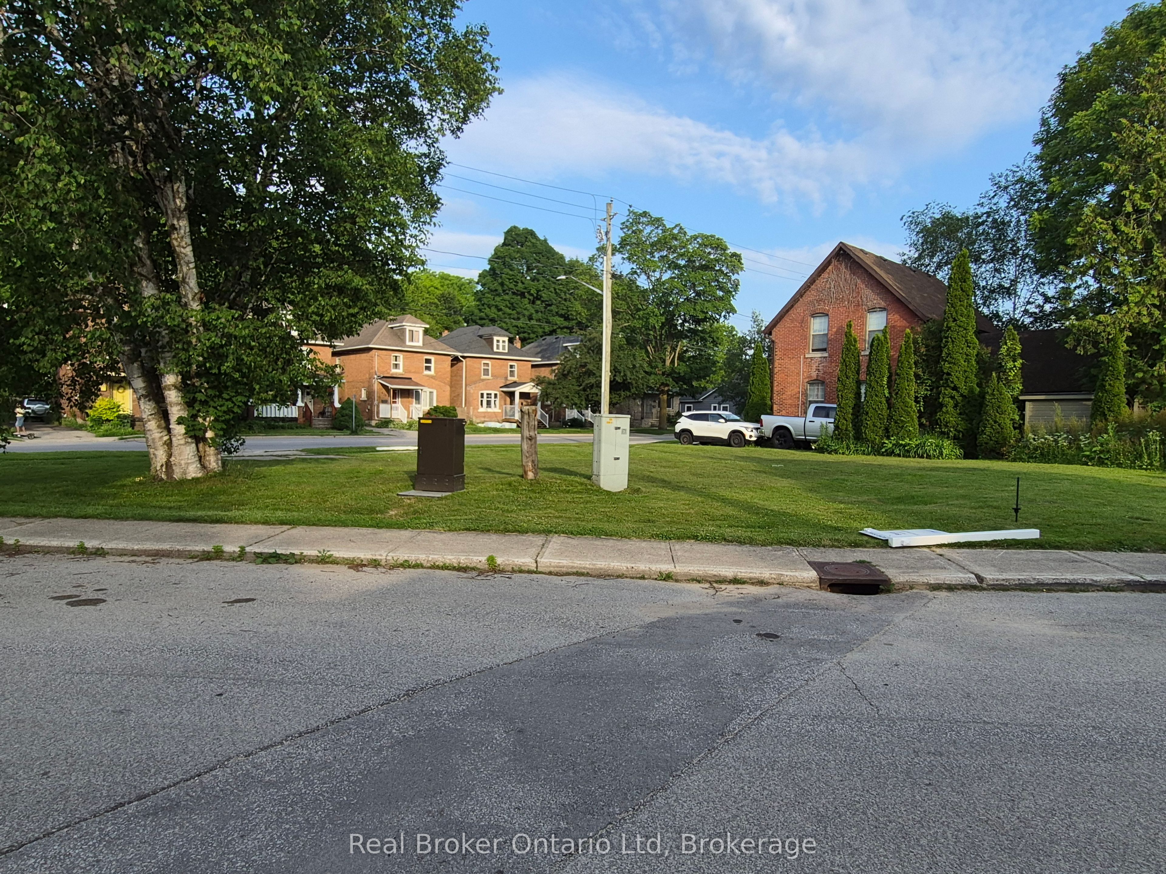 586 & 590 2nd Avenue E Property Photo 5