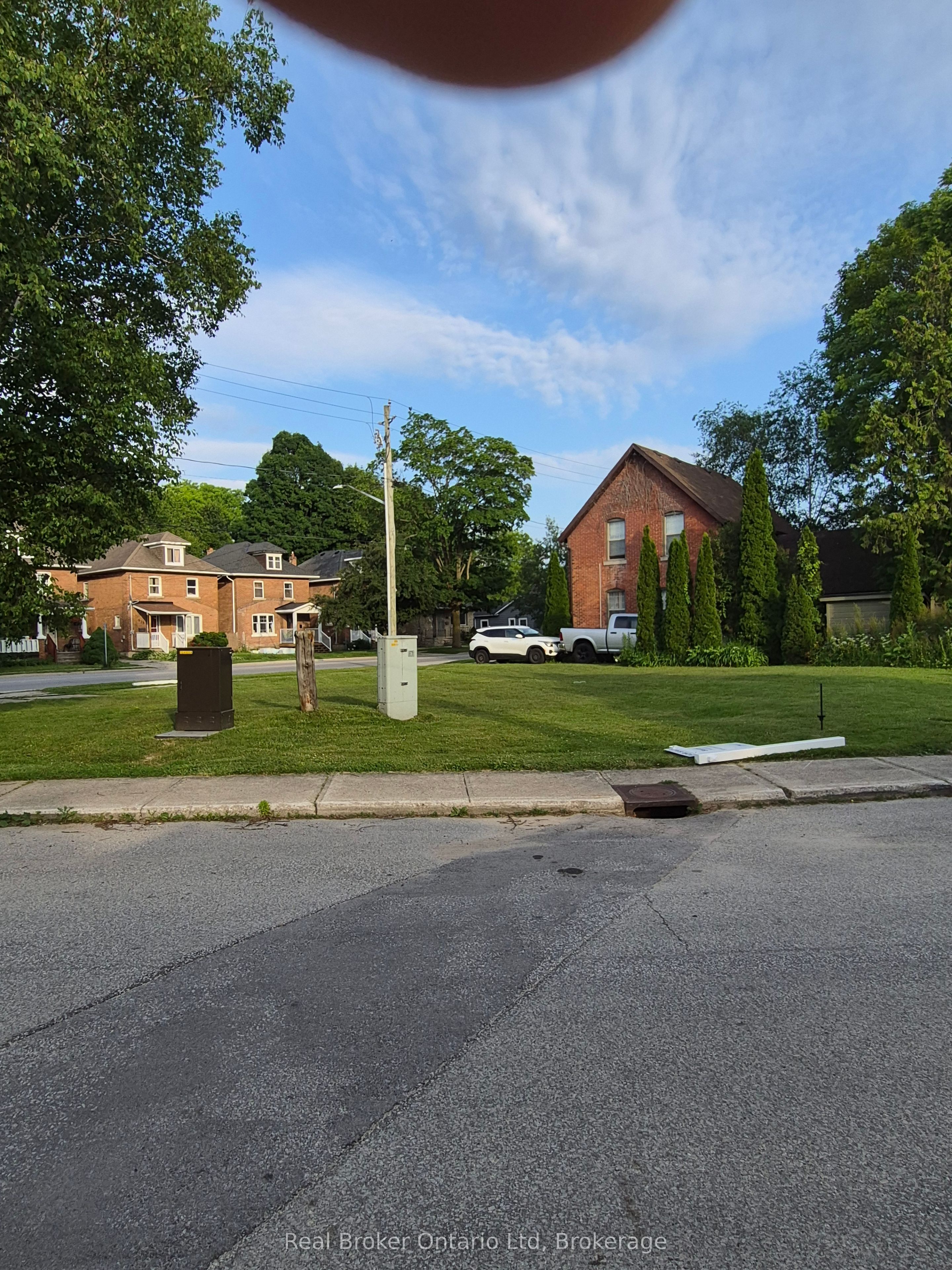586 & 590 2nd Avenue E Property Photo 6