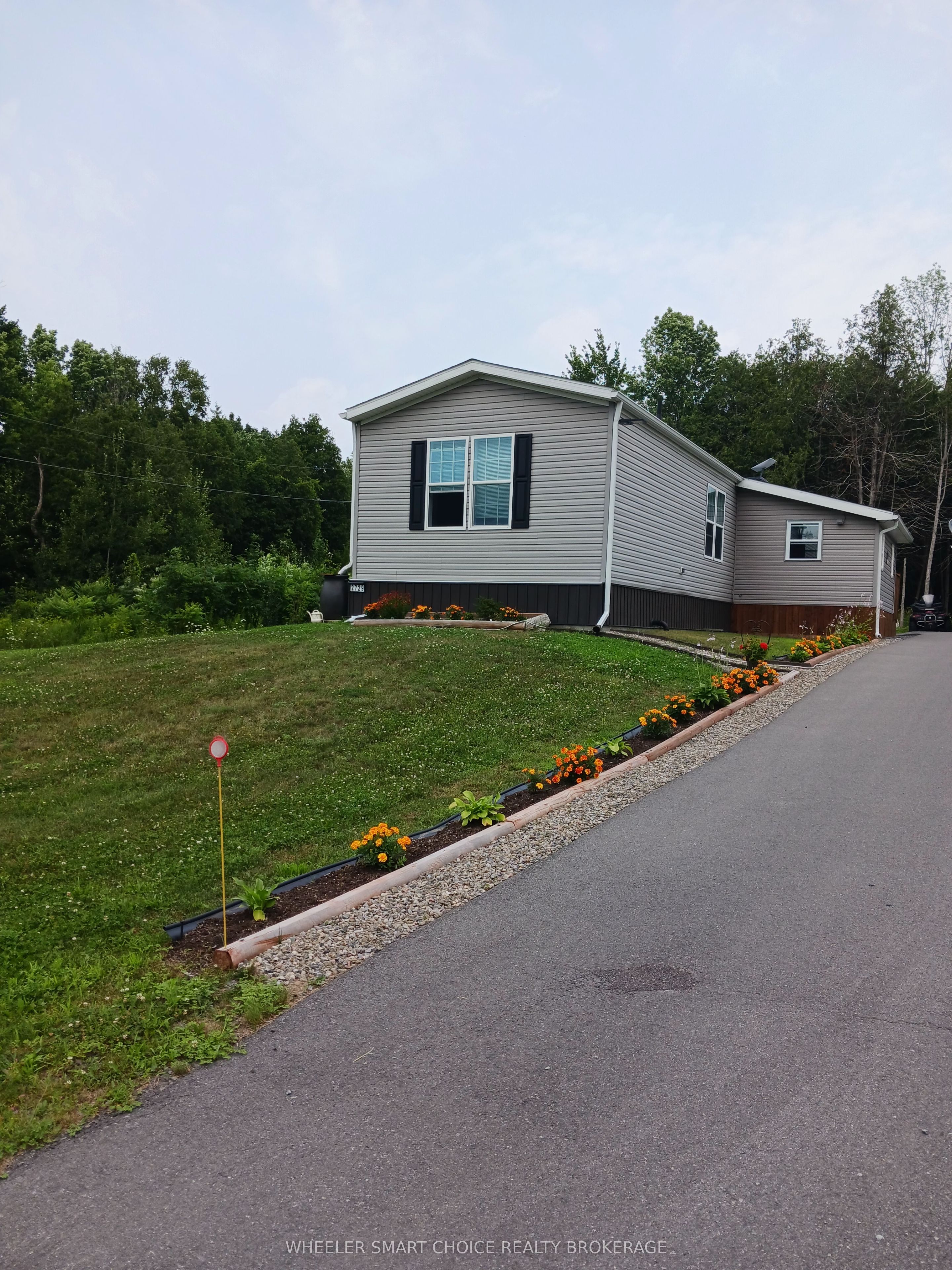 2729 Crows Nest Road E Property Photo 1