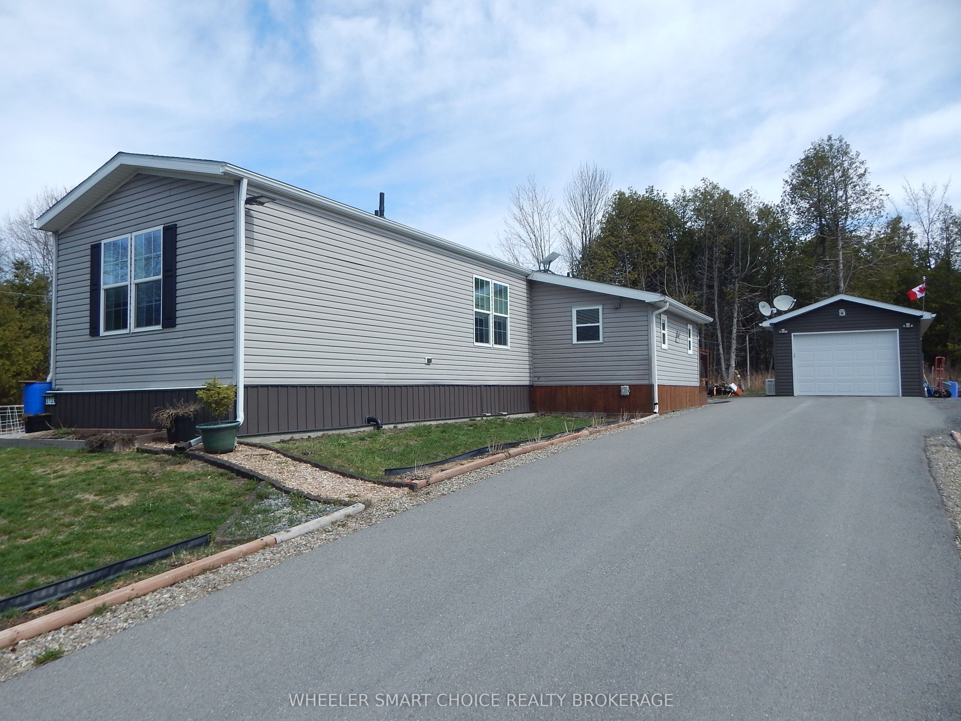 2729 Crows Nest Road E Property Photo 2