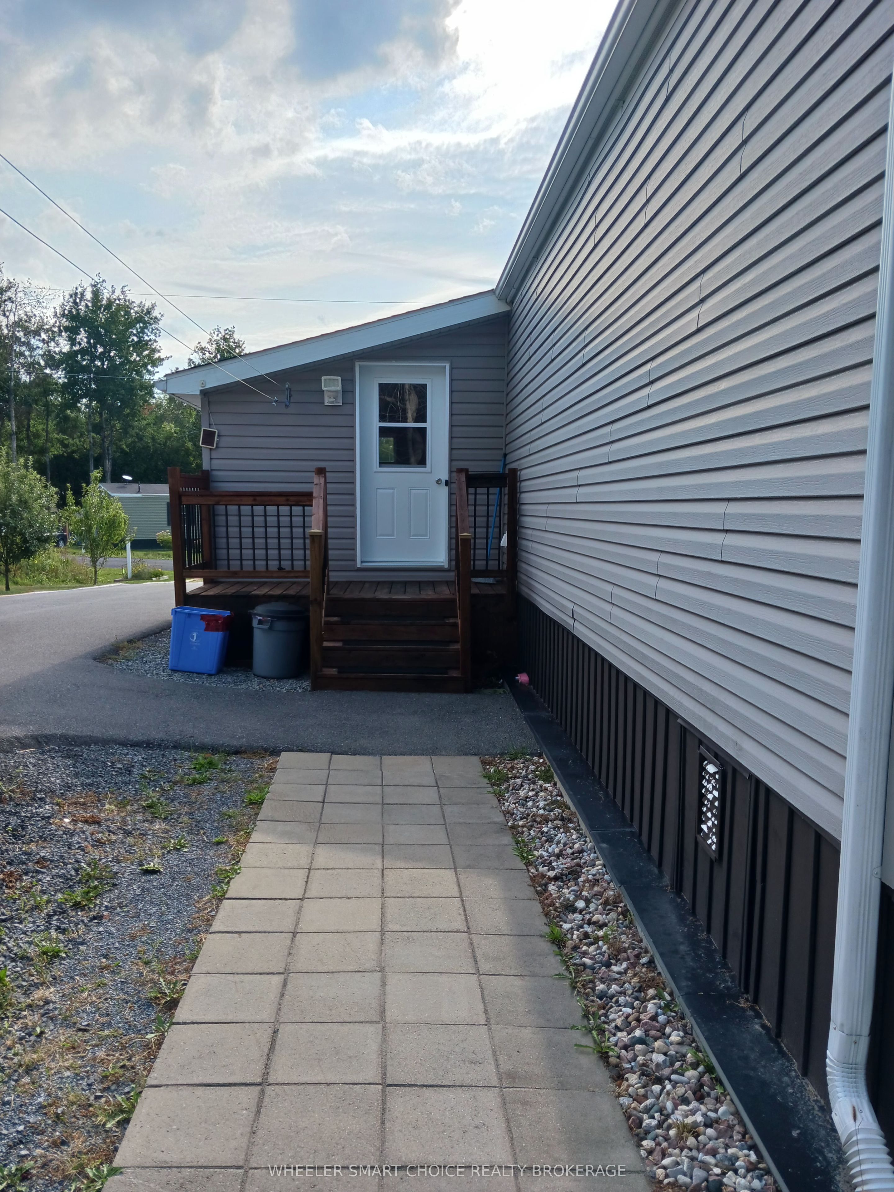 2729 Crows Nest Road E Property Photo 4