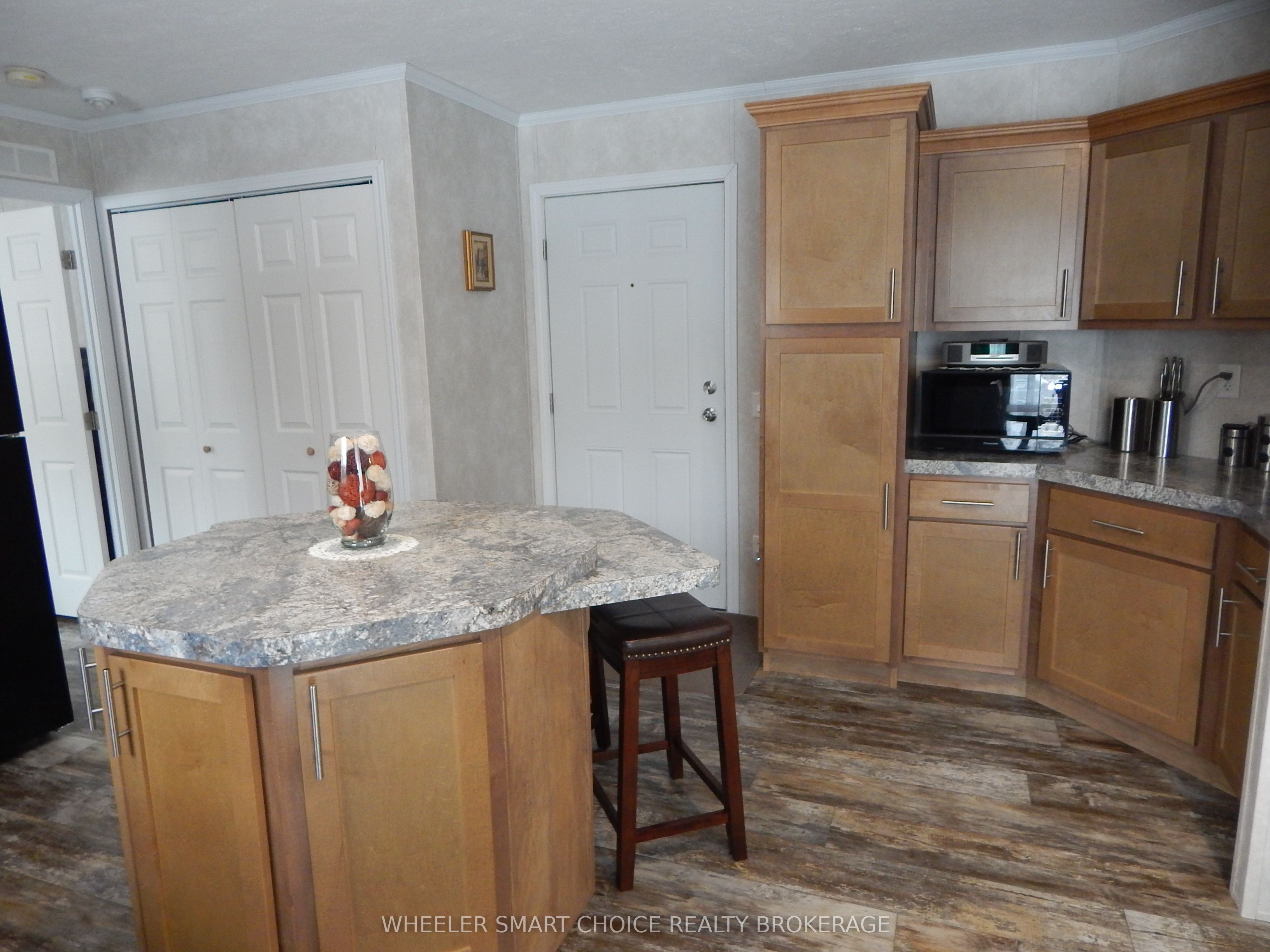2729 Crows Nest Road E Property Photo 9