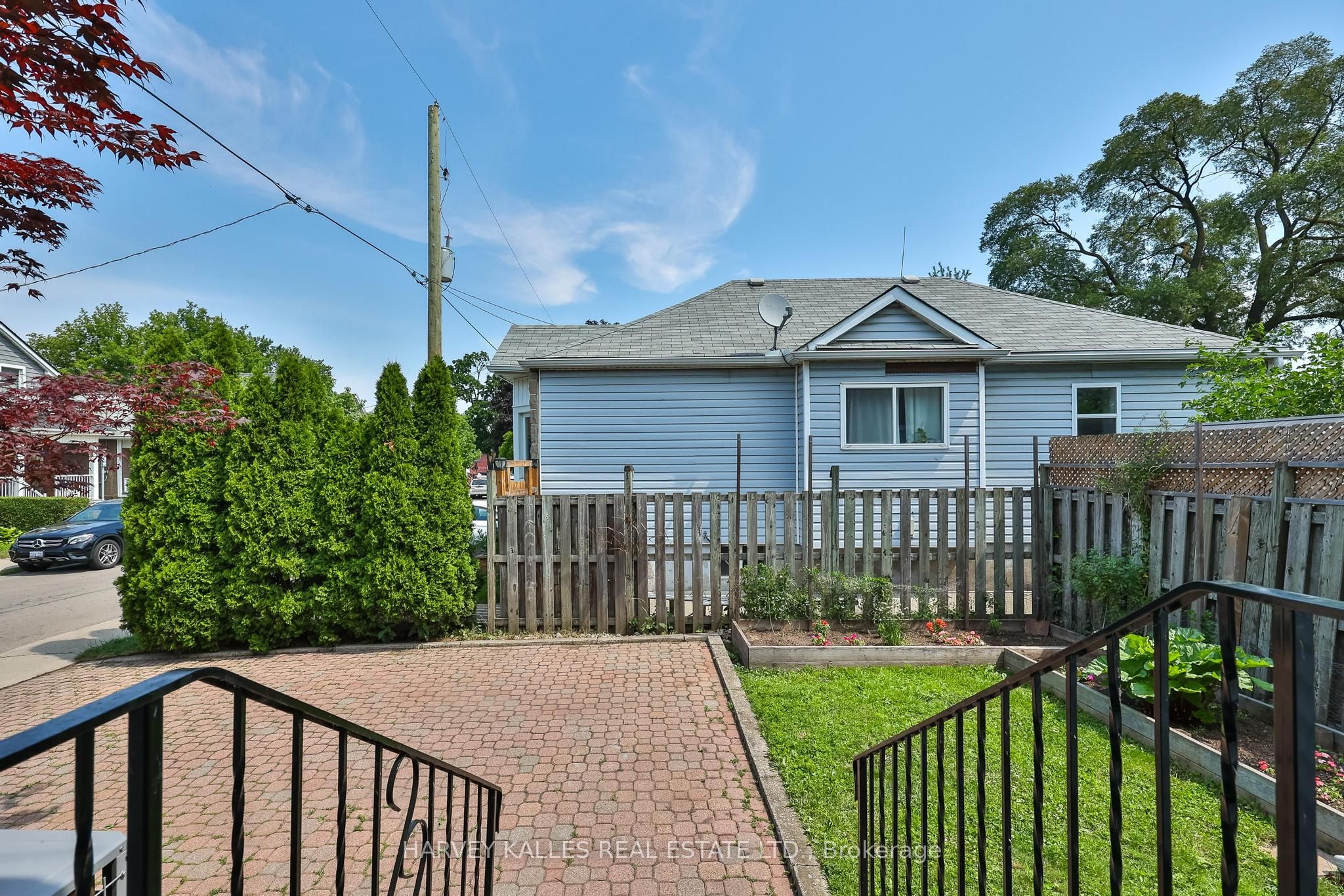487 Dunsmure Road Property Photo 6