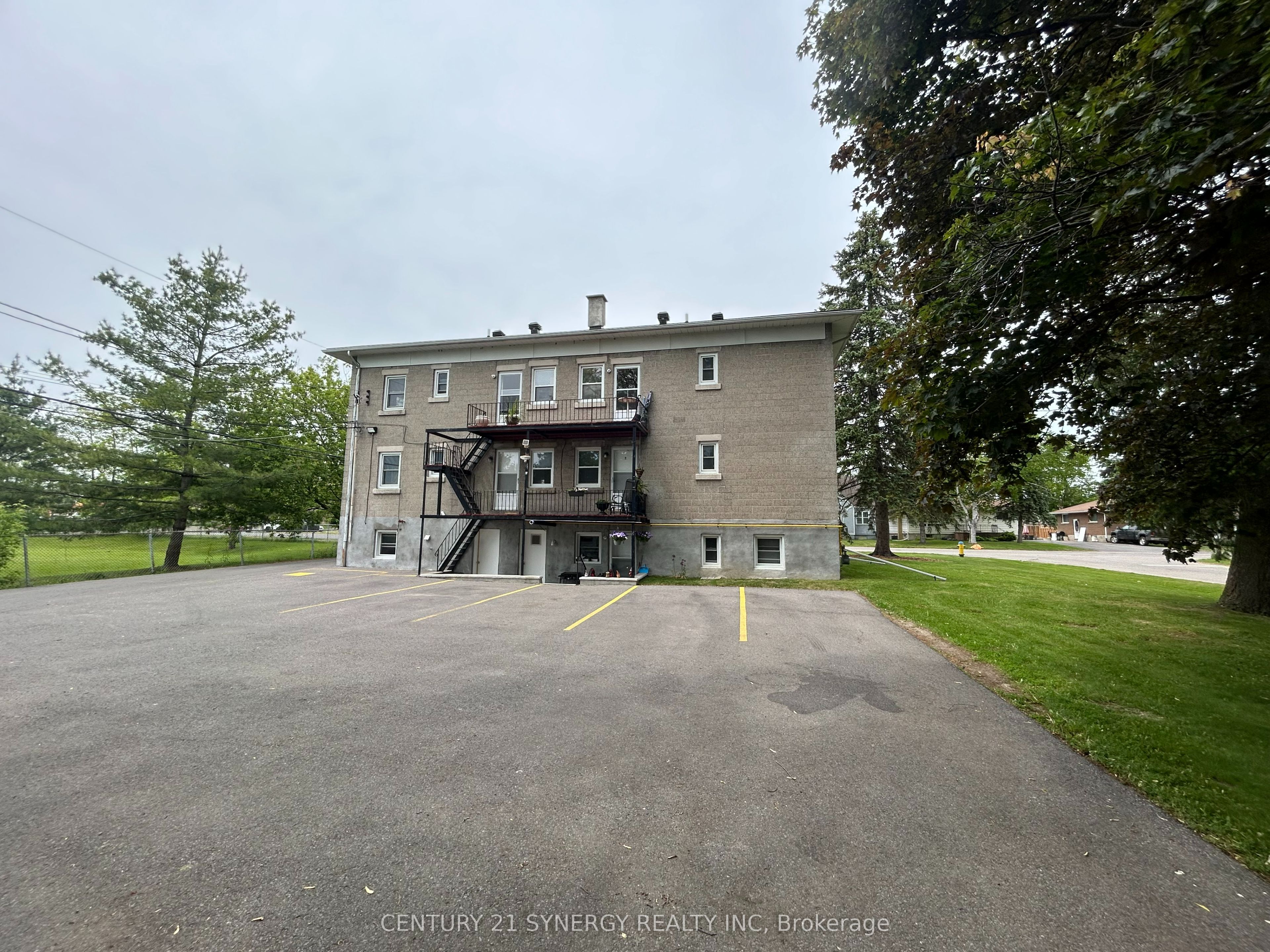 395 Pine Street E Property Photo 5