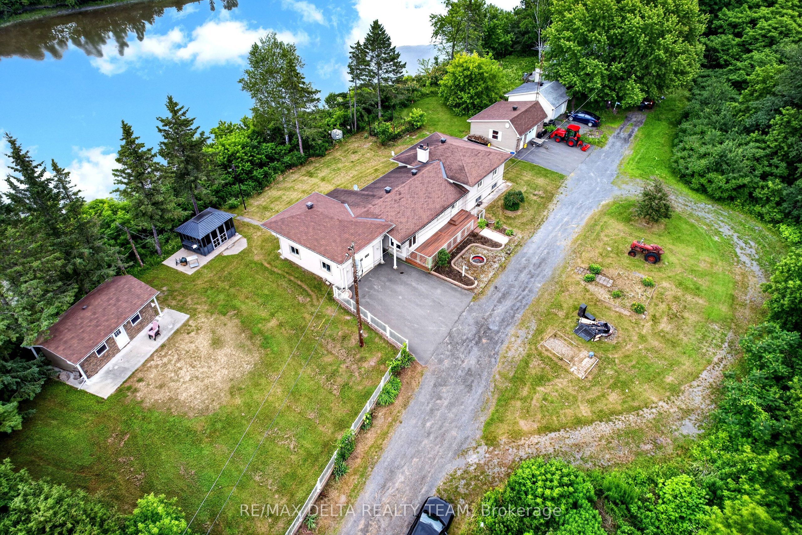 1821 Ch Bercier Road Property Photo 2